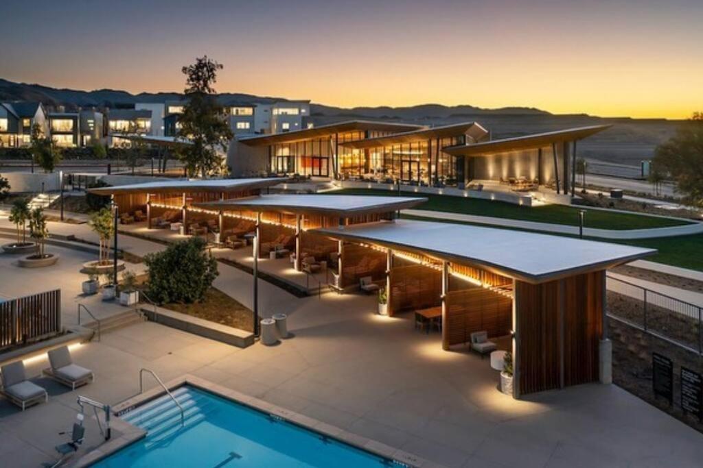 Luxury 4 bedroom house Los Angeles view 2