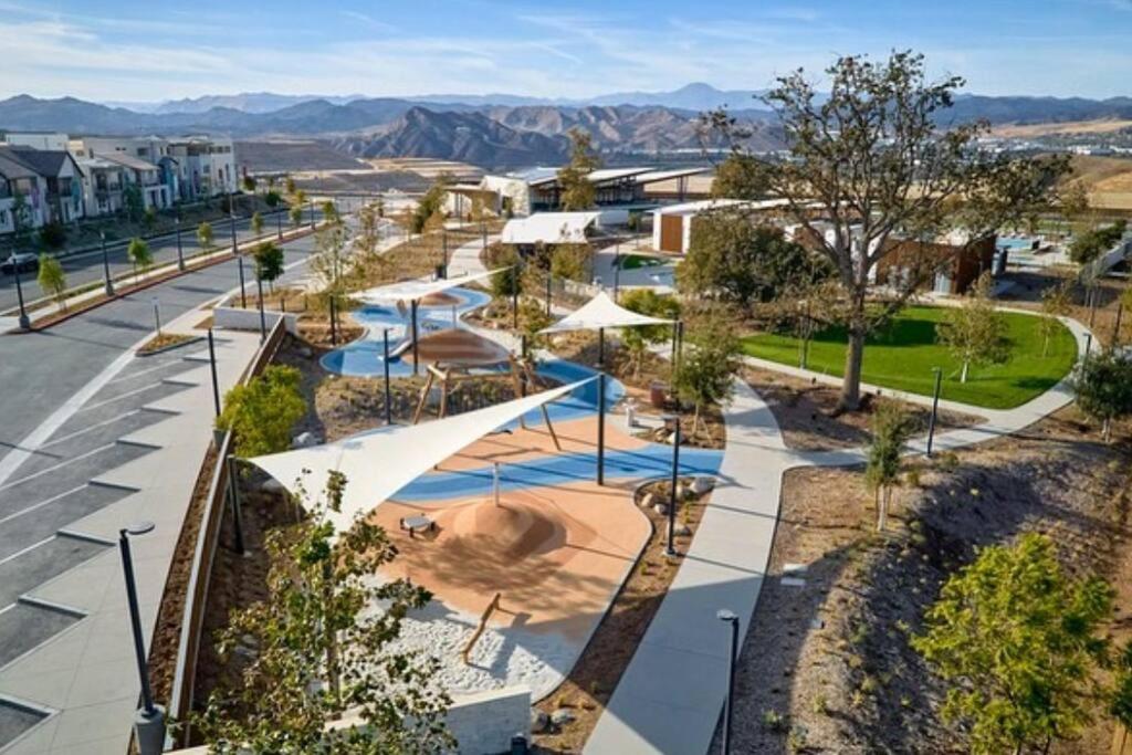 Luxury 4 bedroom house Los Angeles view 4