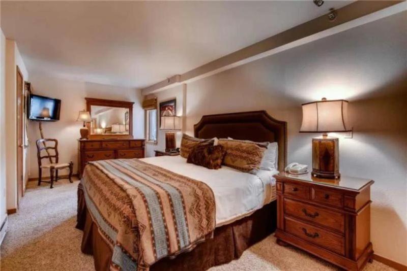 Ski In, Ski Out 2 Bedroom Vacation Rental In The Heart Of Lionshead Village With Heated Slope Side Pool And Hot Tub view 4
