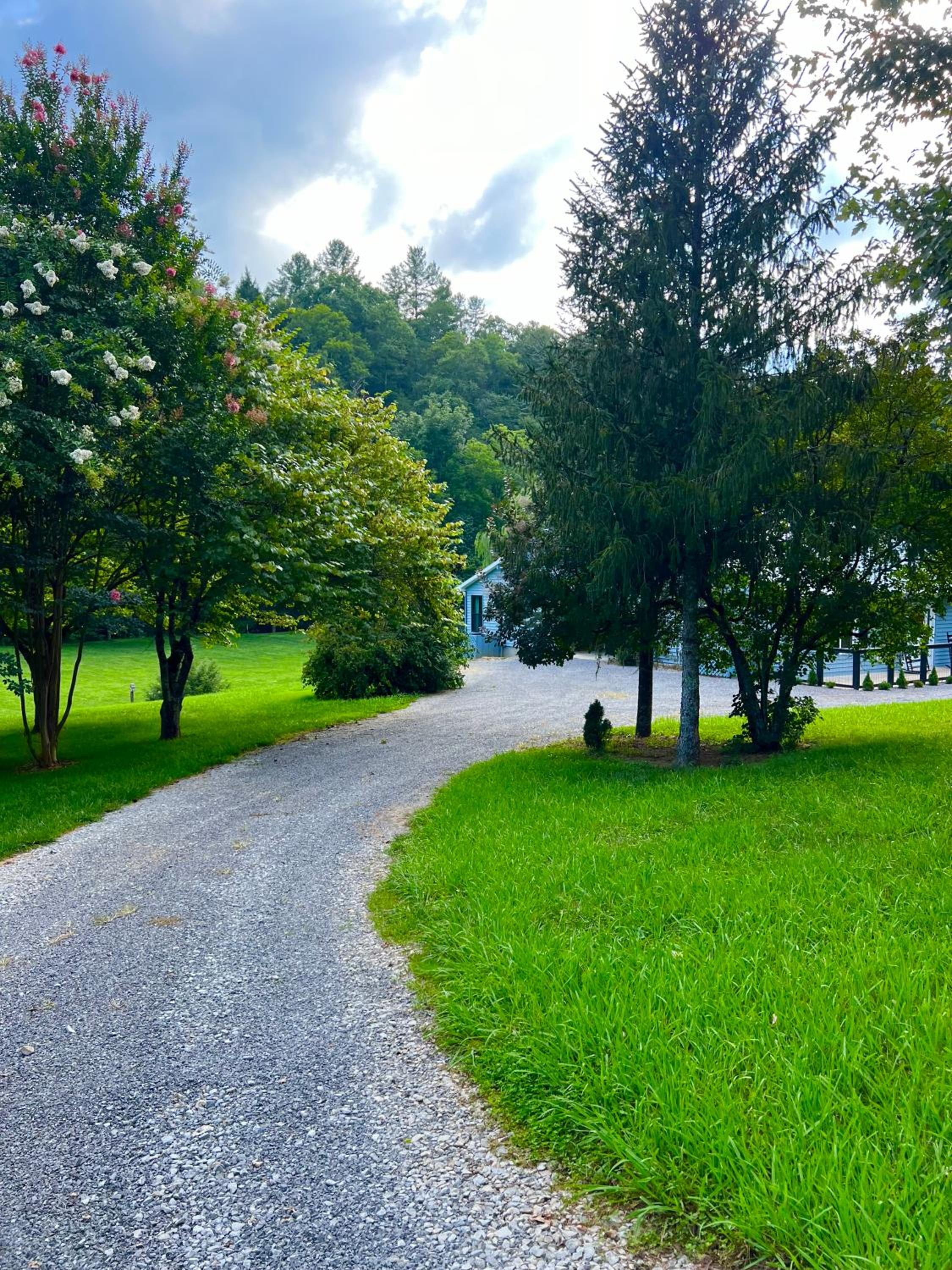 Firefly Fields 2-Acres With Guest House, Game Room, Mountain & River Views view 3