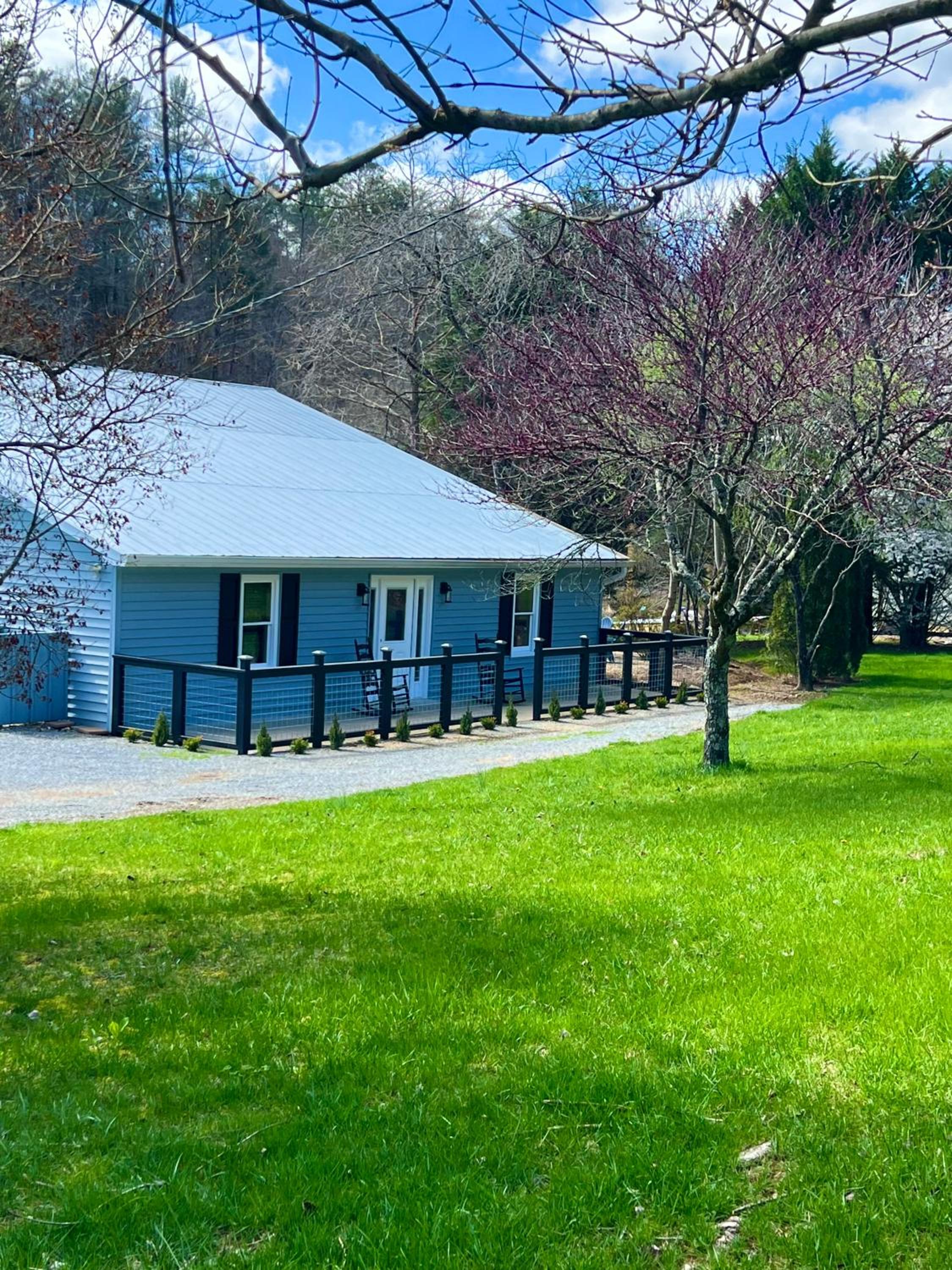 Hotel Firefly Fields 2-Acres With Guest House, Game Room, Mountain & River Views - Image 1