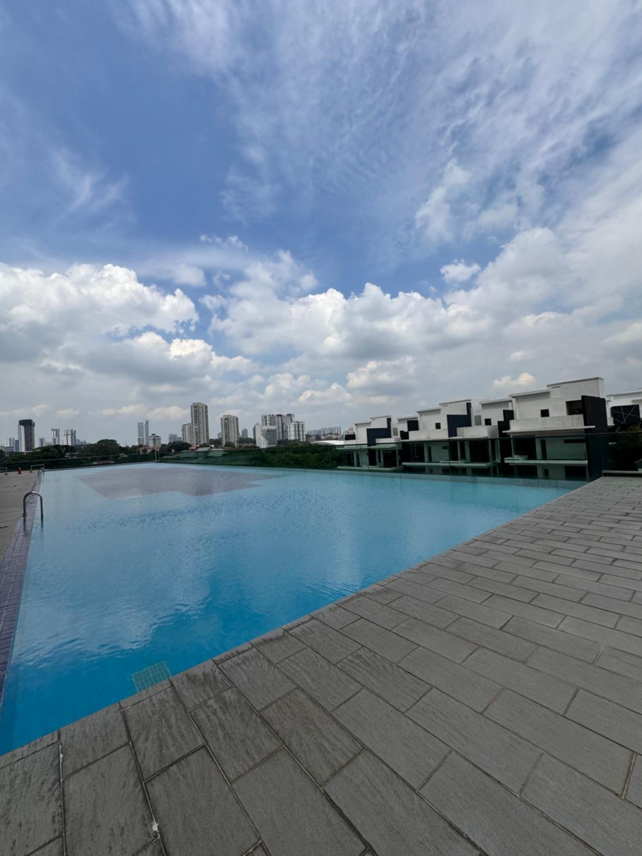 Paragon Residence 8-12pax-Big Balcony with BBQ