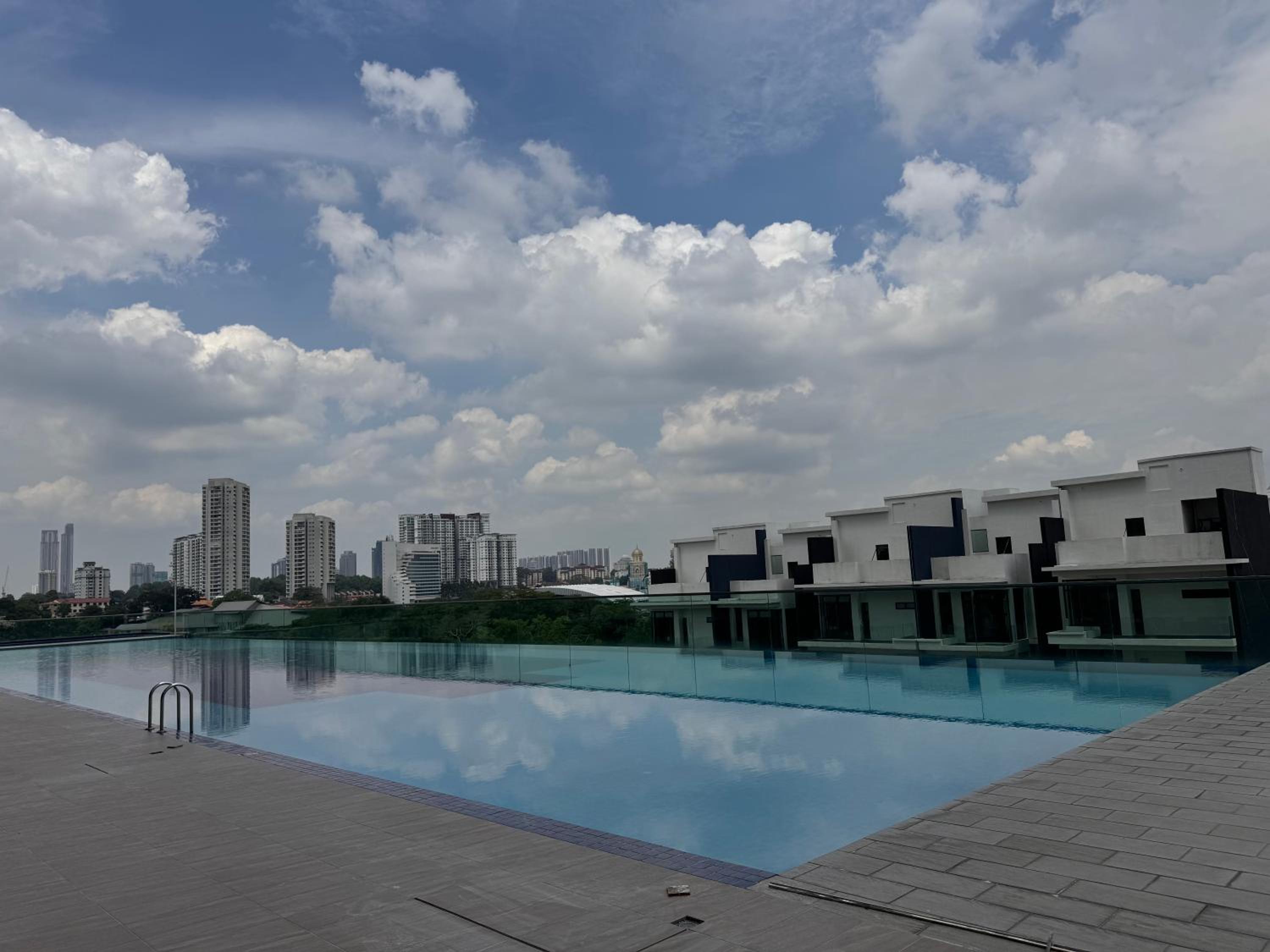 Paragon Residence 8-12pax-Big Balcony with BBQ