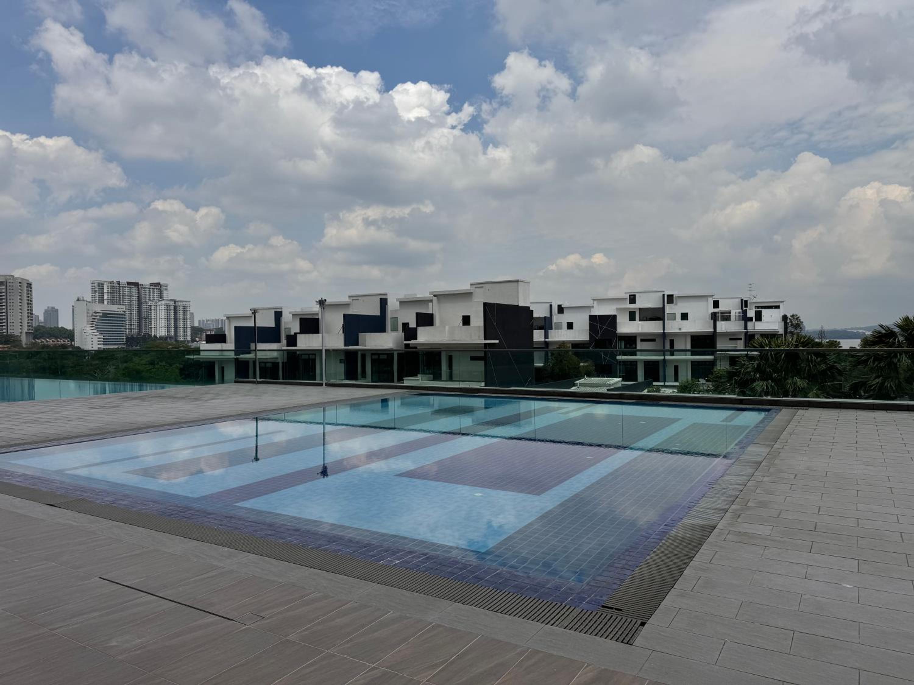 Paragon Residence 8-12pax-Big Balcony with BBQ