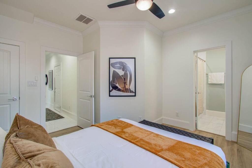 Luxurious 3BD - Rooftop Movie - Downtown - Foosball view 3