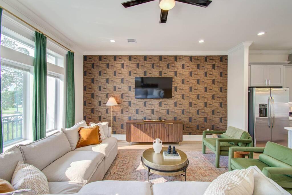 Luxurious 3BD - Rooftop Movie - Downtown - Foosball view 4