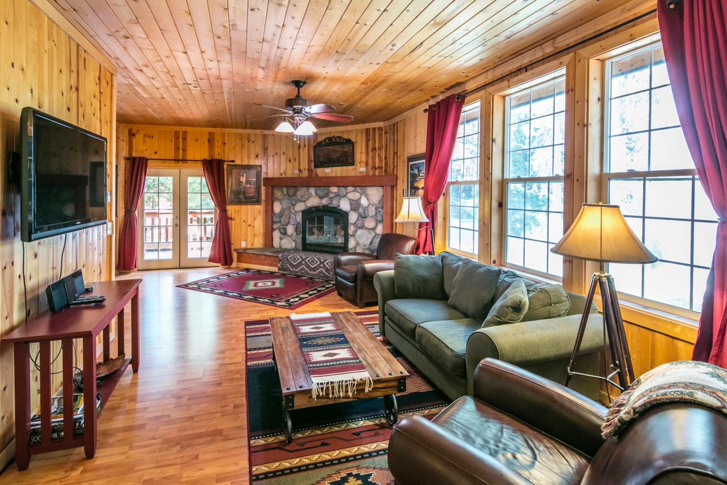 Cabin minutes from Yosemite view 3