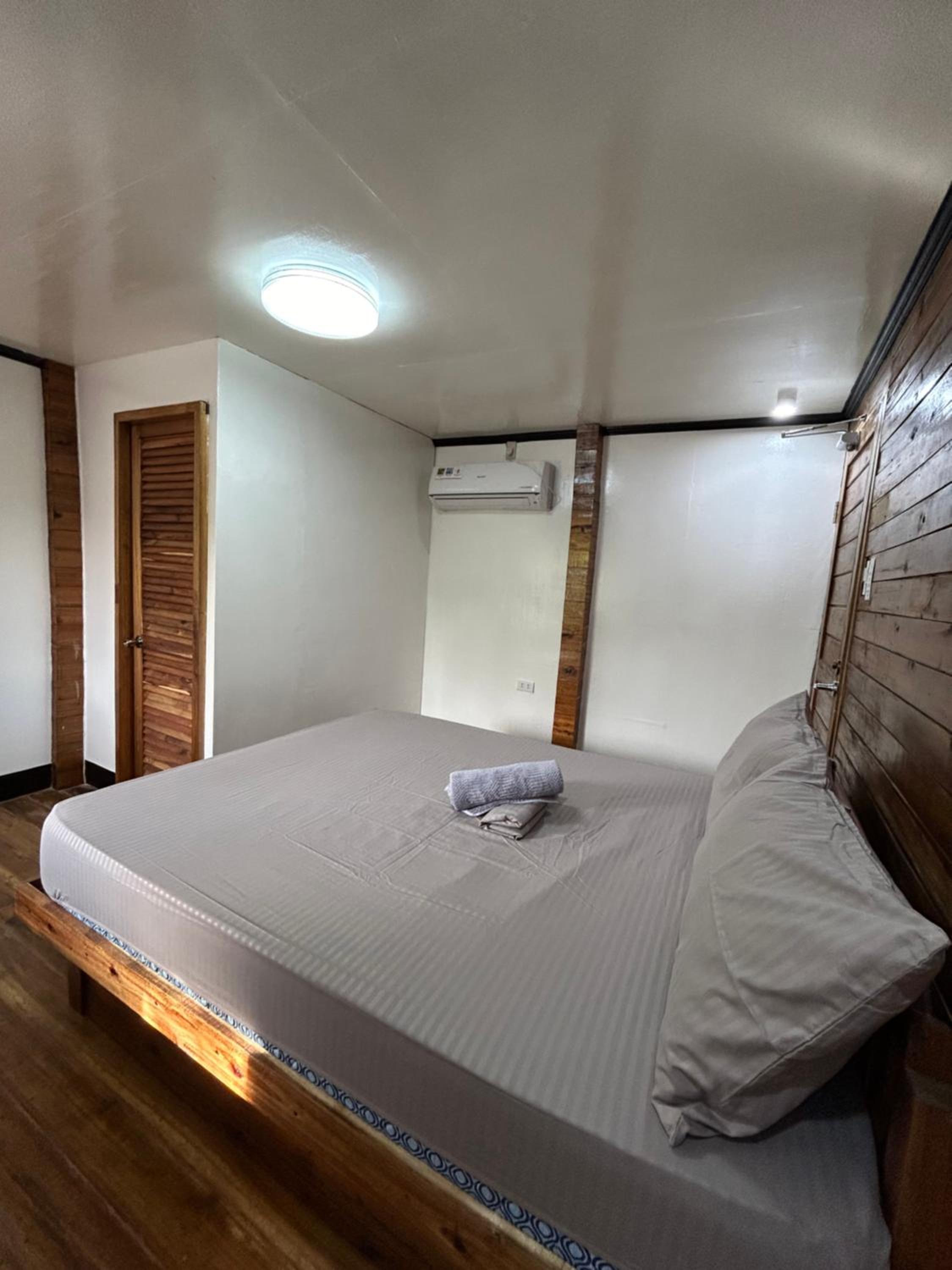 Islanders Hostel Port Barton view 3