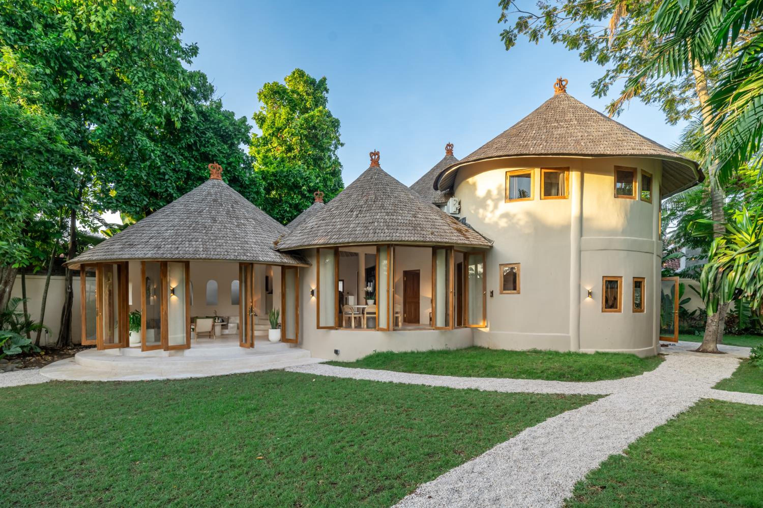 Villa Meraki, 6BR, incl breakfast, heart of Seminyak, walking distance to restaurants, bars and shops, tropical garden view 4