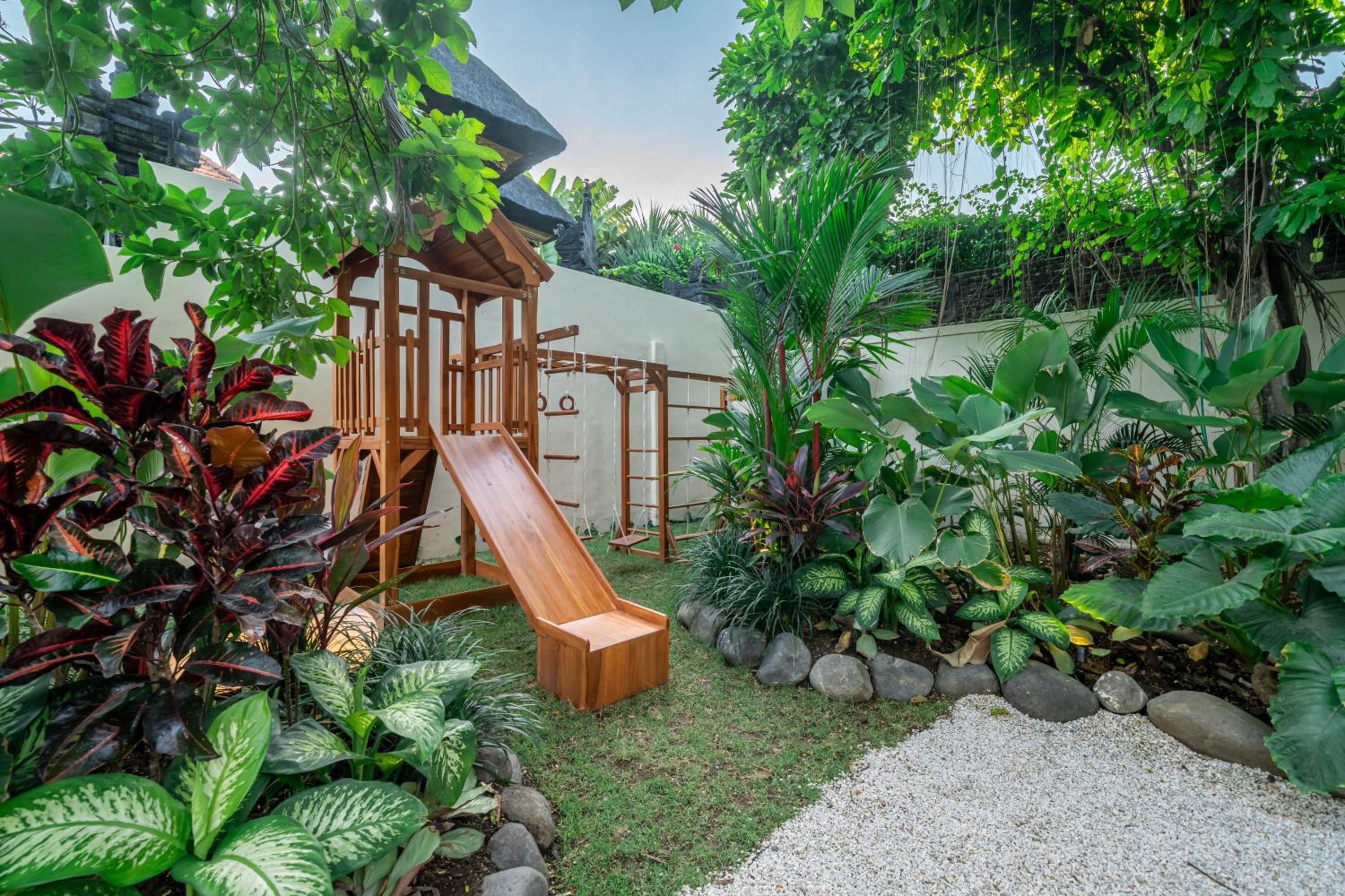 Villa Meraki, 6BR, incl breakfast, heart of Seminyak, walking distance to restaurants, bars and shops, tropical garden view 5