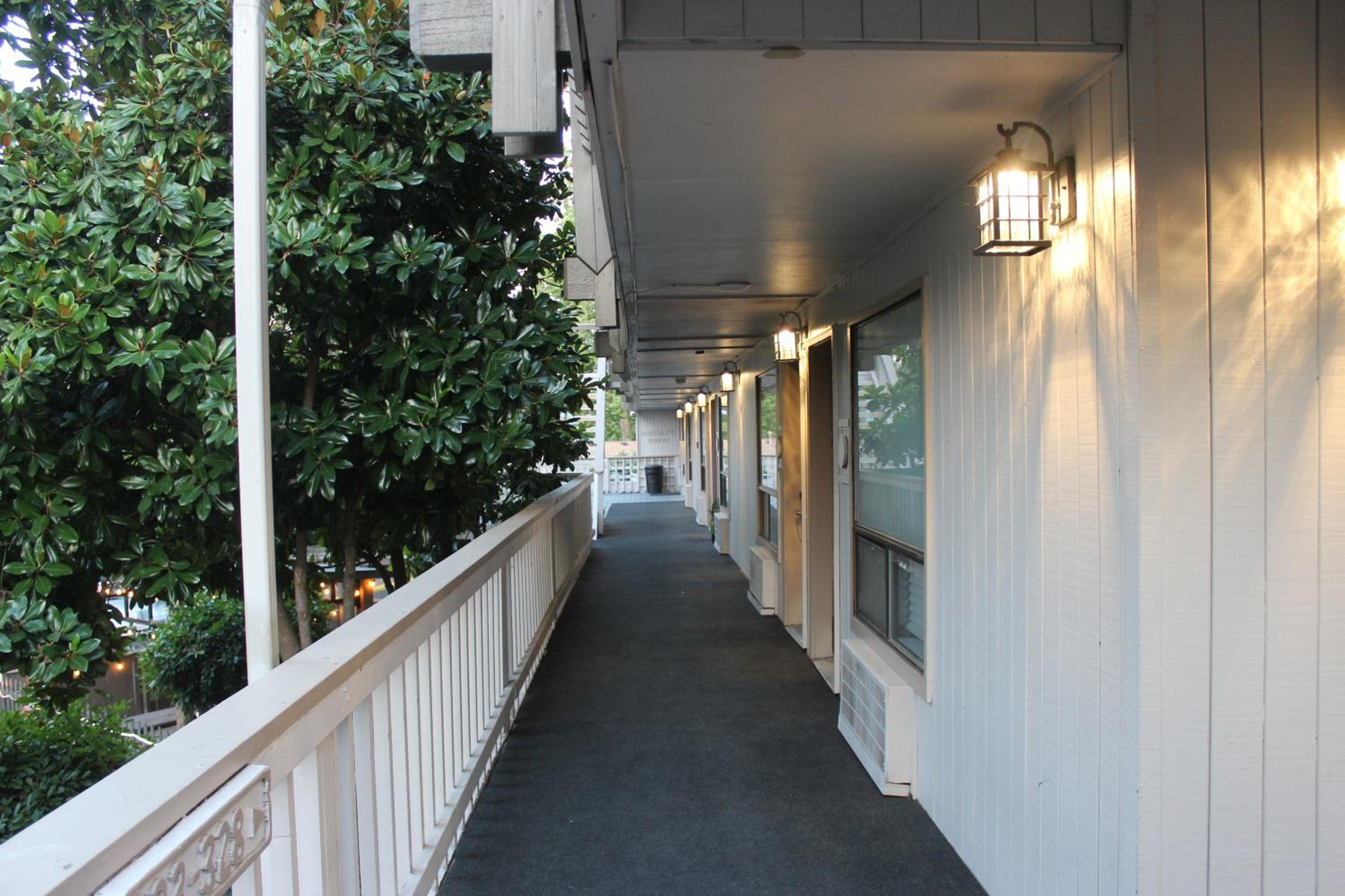 Ashland Vacations - Cedarwood Inn of Ashland - Property Image 135