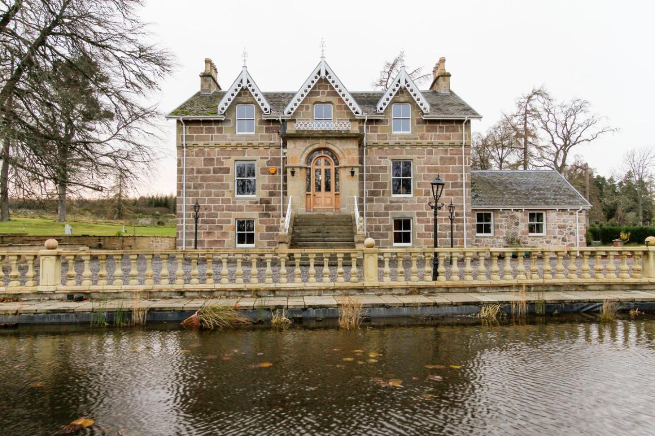The Doune, Luxury Traditional Country House with hot tub
