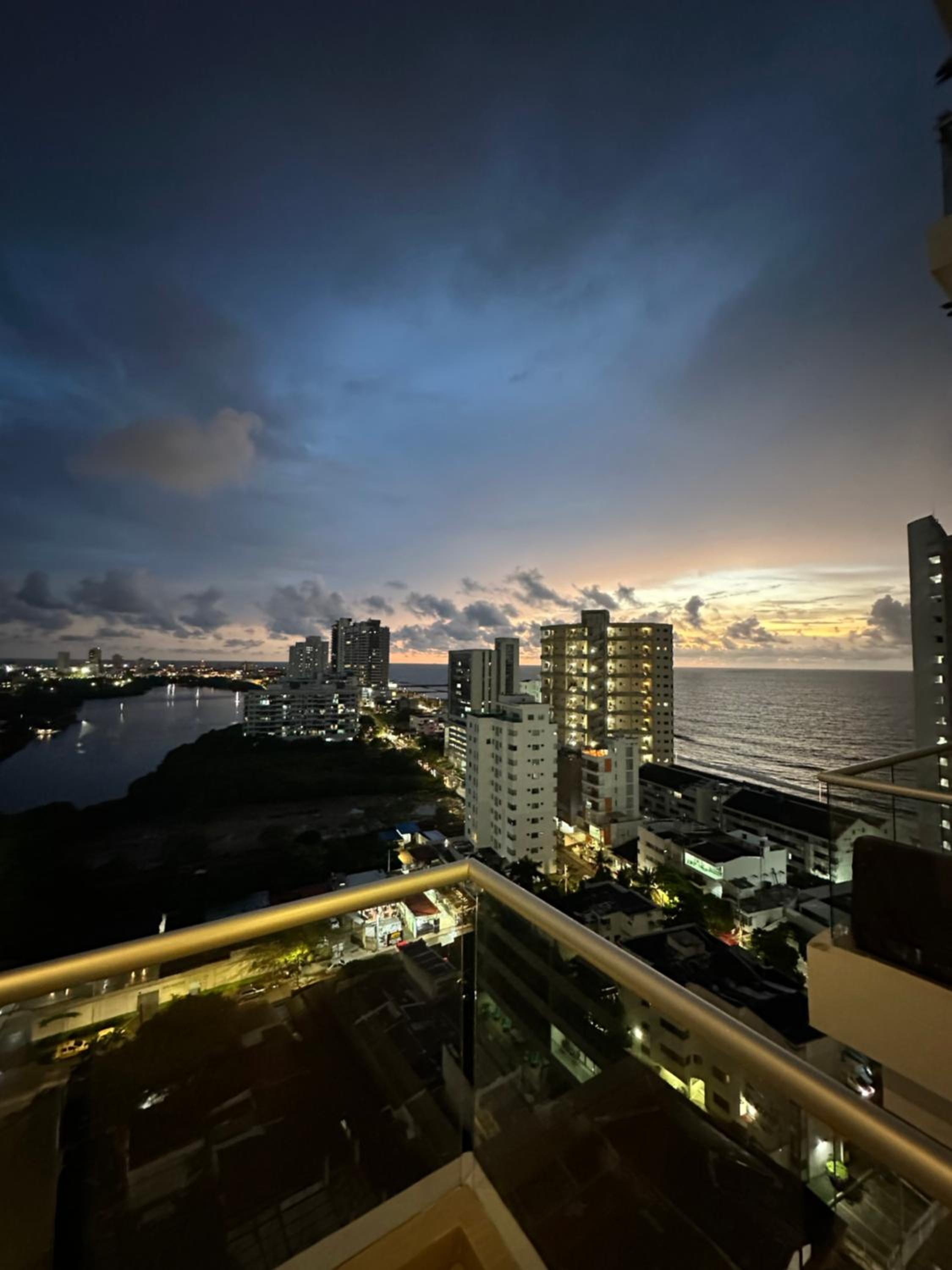 Modern 2 Story Penthouse, With Pool, Spa & Beach