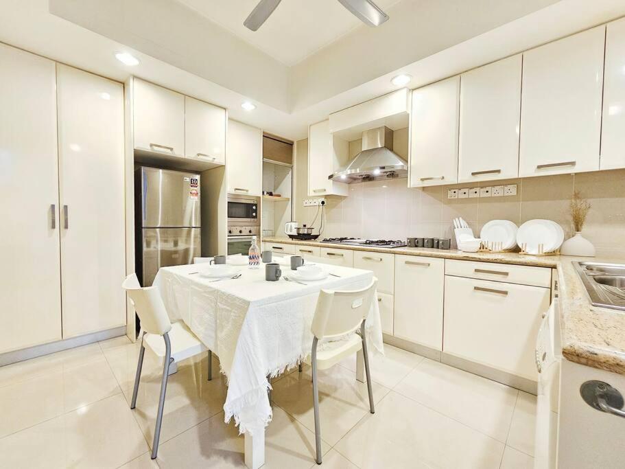 Fahrenheit Bukit Bintang Big Group 13Pax Family Suites