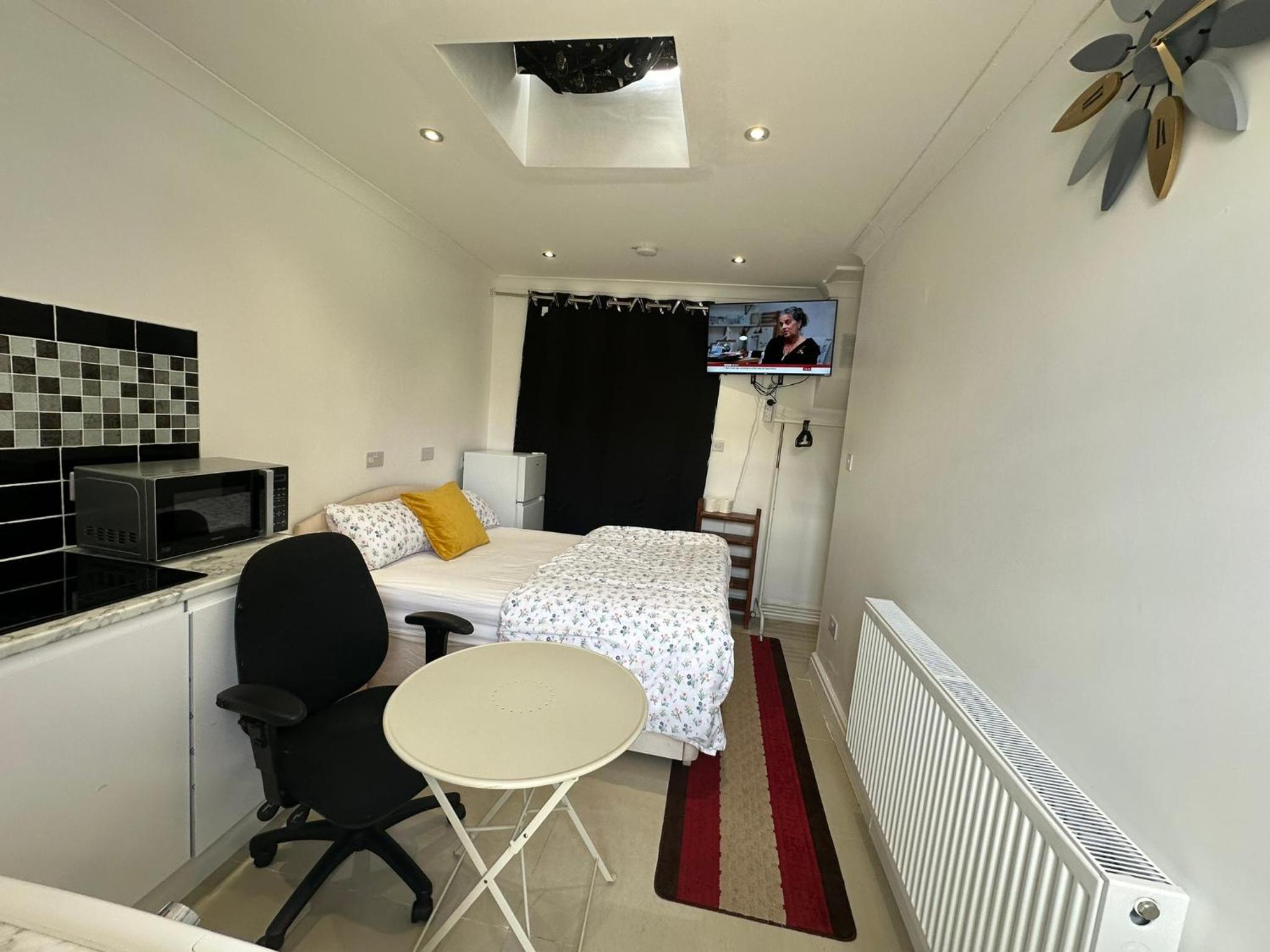 Luxury Ensuite Studio In Crayford Dartford Bexley London With Full Kitchen And Side Garden Alleyway Entrance view 5