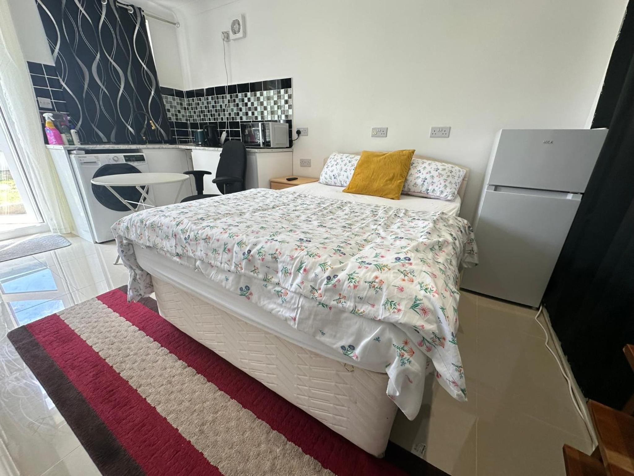 Luxury Ensuite Studio In Crayford Dartford Bexley London With Full Kitchen And Side Garden Alleyway Entrance view 4