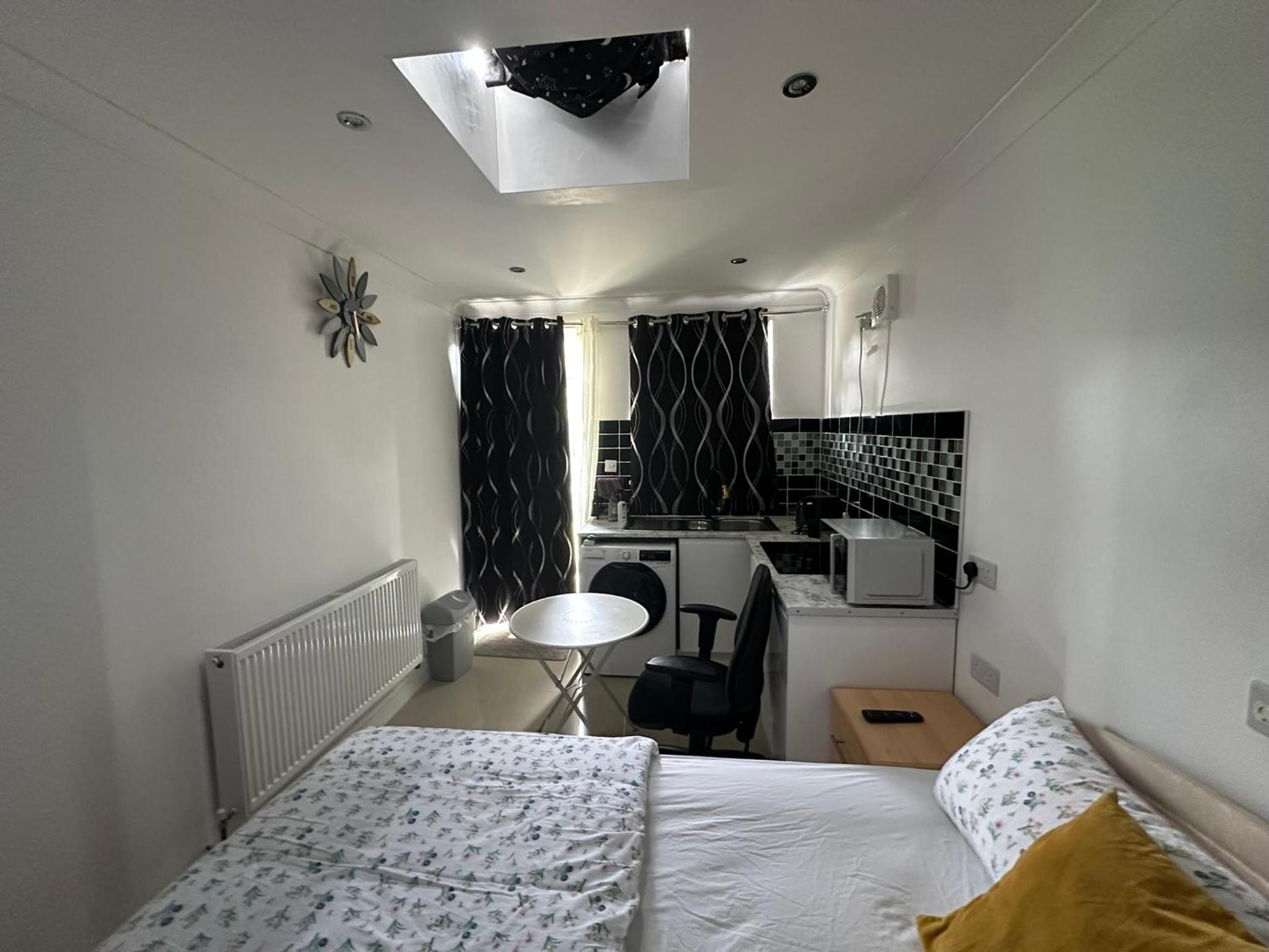 Luxury Ensuite Studio In Crayford Dartford Bexley London With Full Kitchen And Side Garden Alleyway Entrance view 3