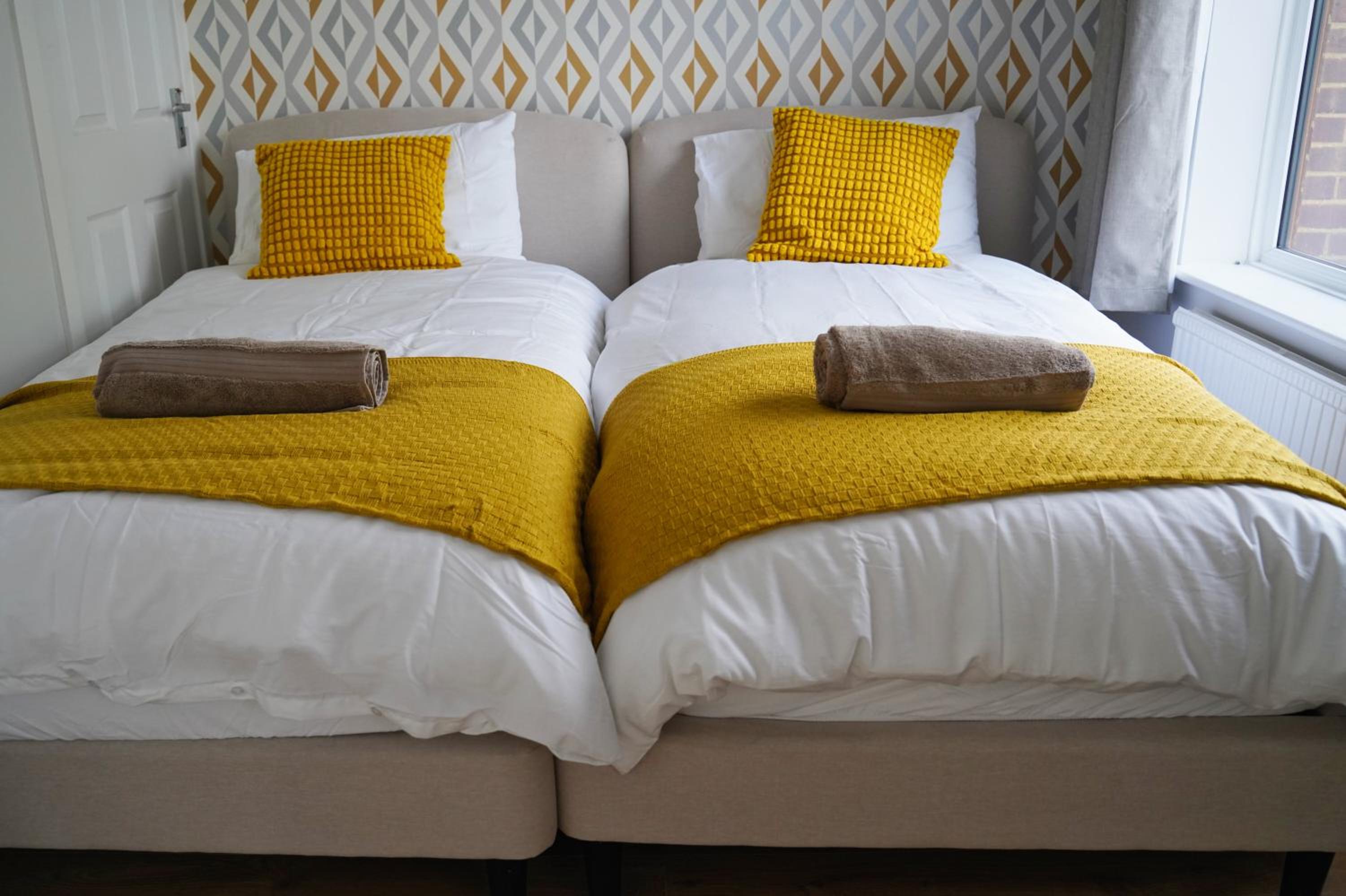 Lux 5 Bed sleeps 11, 10 mins from Wembley Stadium, Jacuzzi and Steam Shower