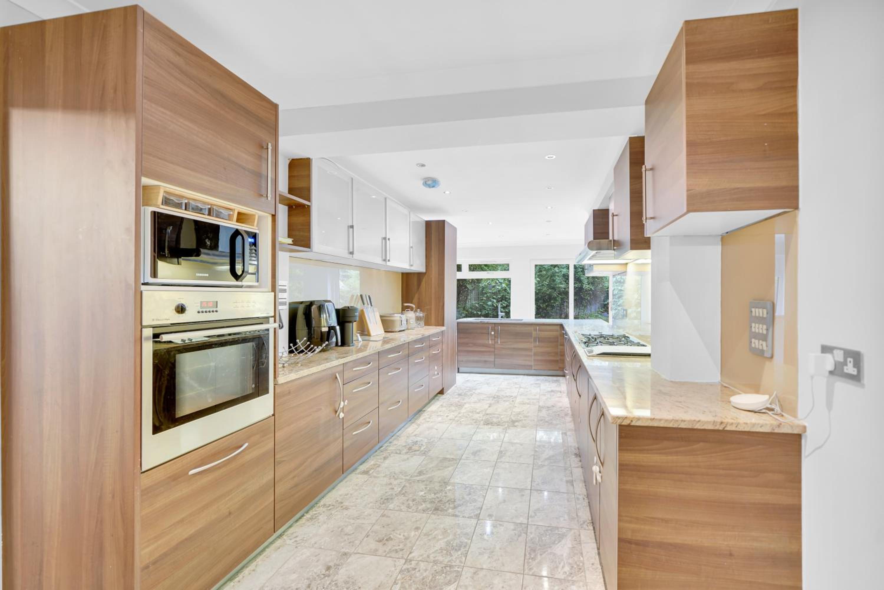Lux 5 Bed sleeps 11, 10 mins from Wembley Stadium, Jacuzzi and Steam Shower