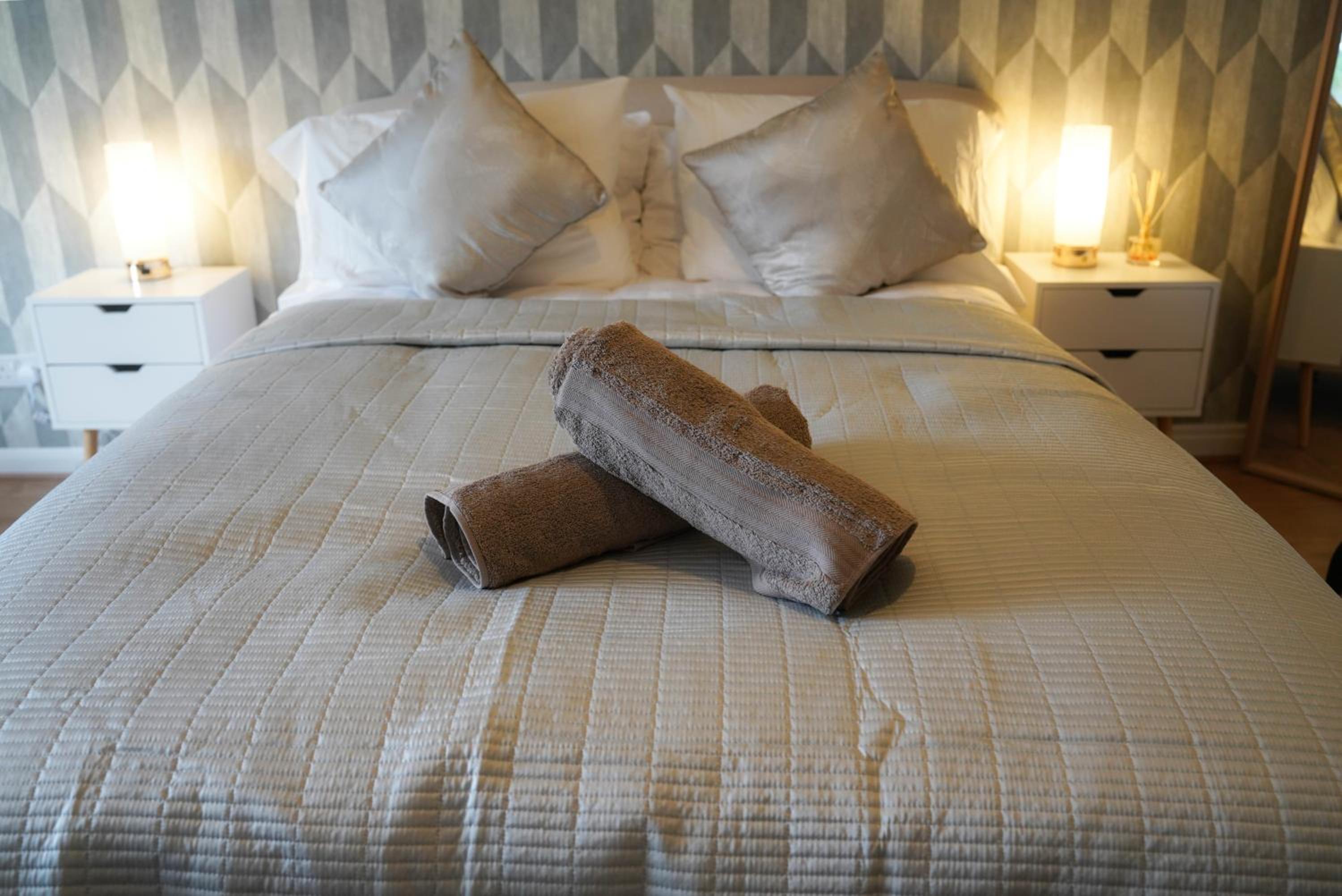 Lux 5 Bed sleeps 11, 10 mins from Wembley Stadium, Jacuzzi and Steam Shower