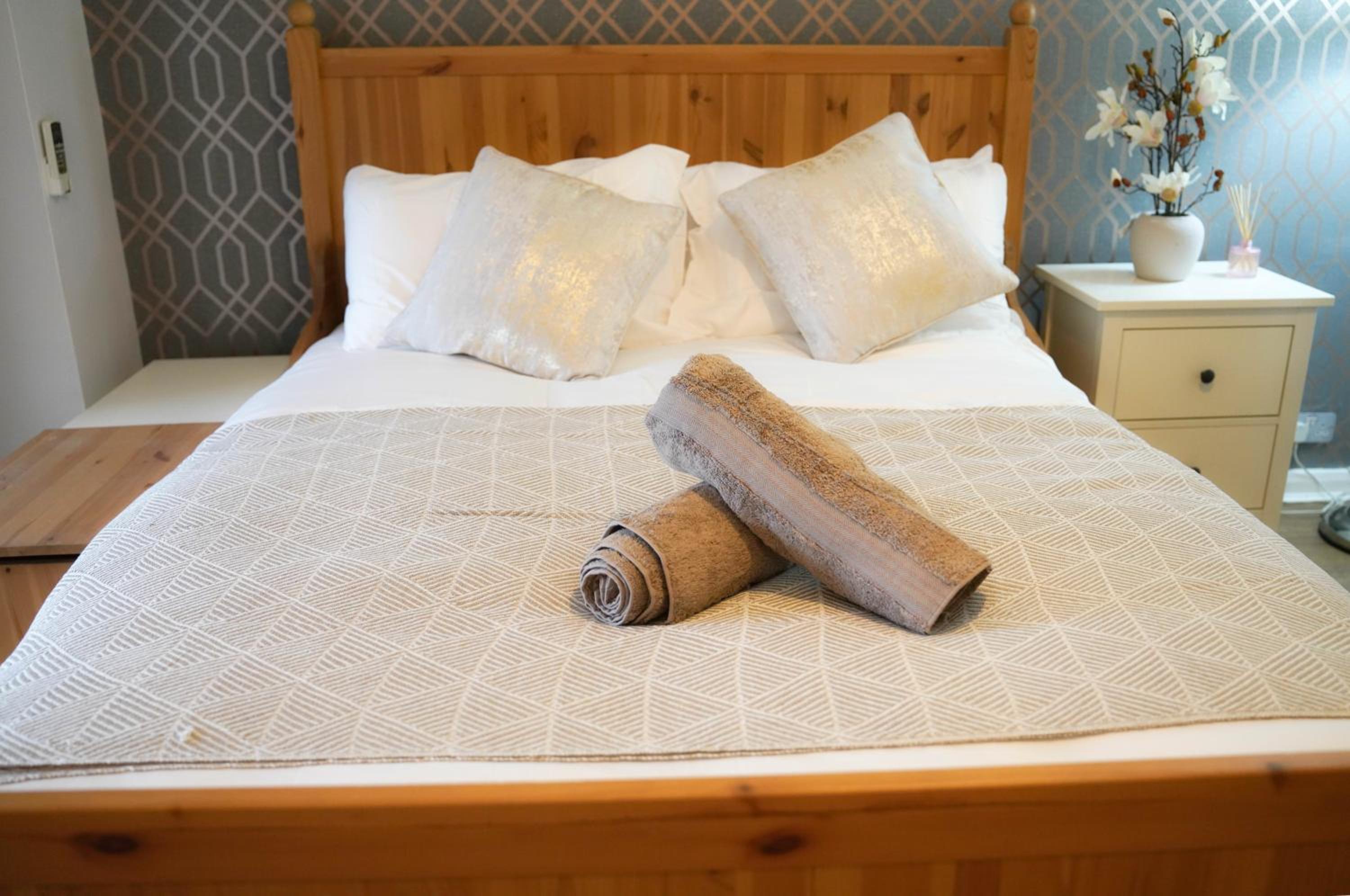 Lux 5 Bed sleeps 11, 10 mins from Wembley Stadium, Jacuzzi and Steam Shower