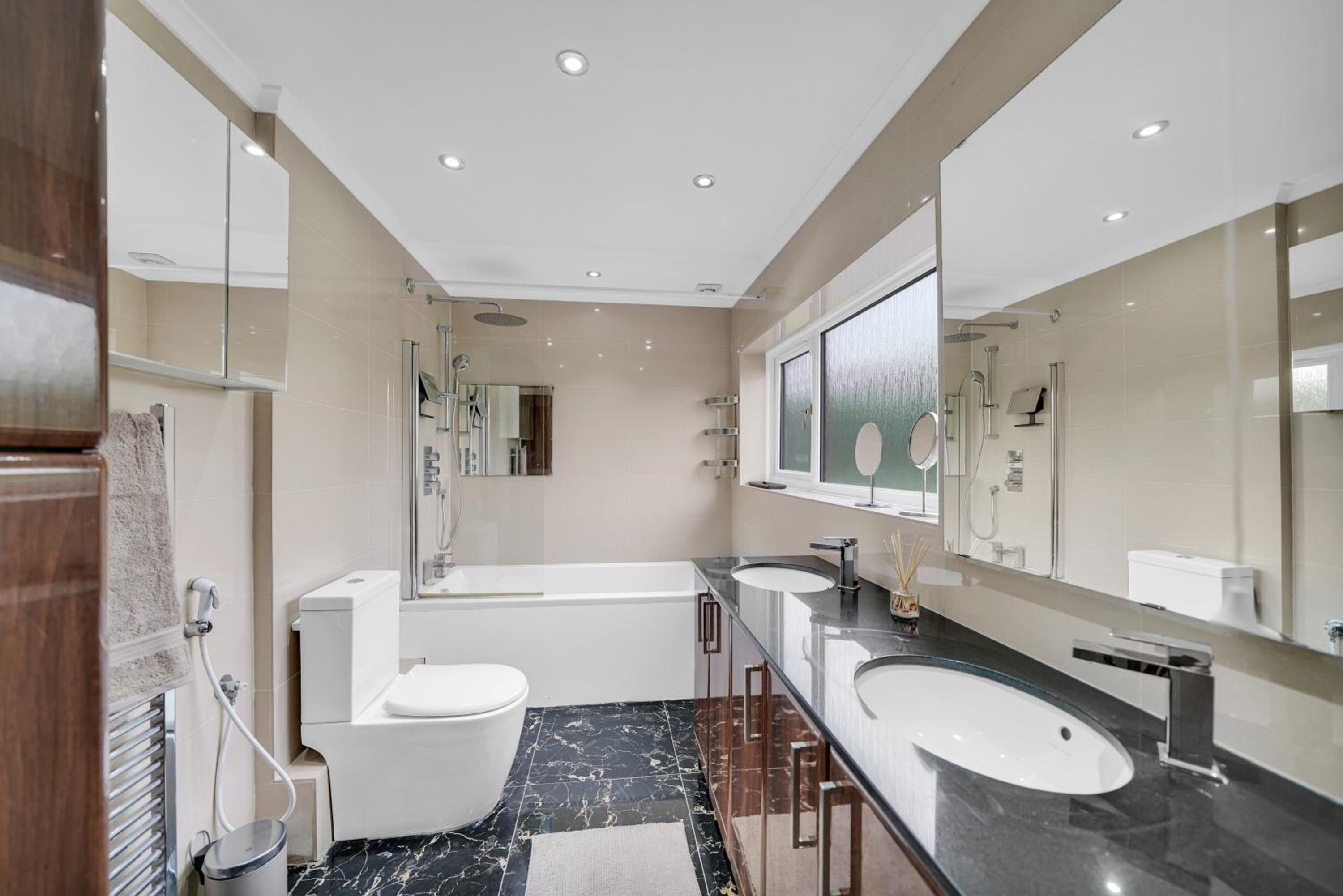 Lux 5 Bed sleeps 11, 10 mins from Wembley Stadium, Jacuzzi and Steam Shower