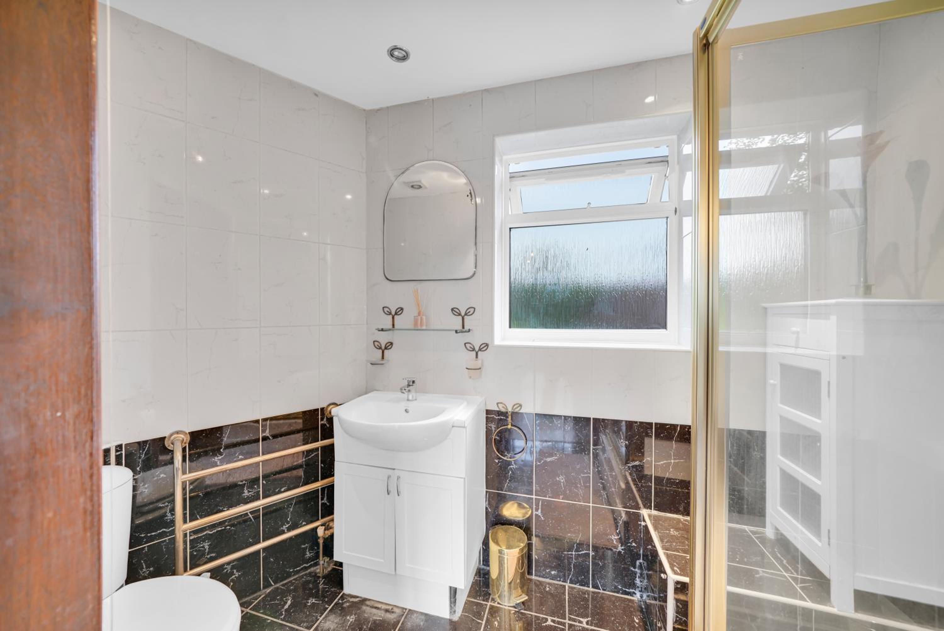 Lux 5 Bed sleeps 11, 10 mins from Wembley Stadium, Jacuzzi and Steam Shower