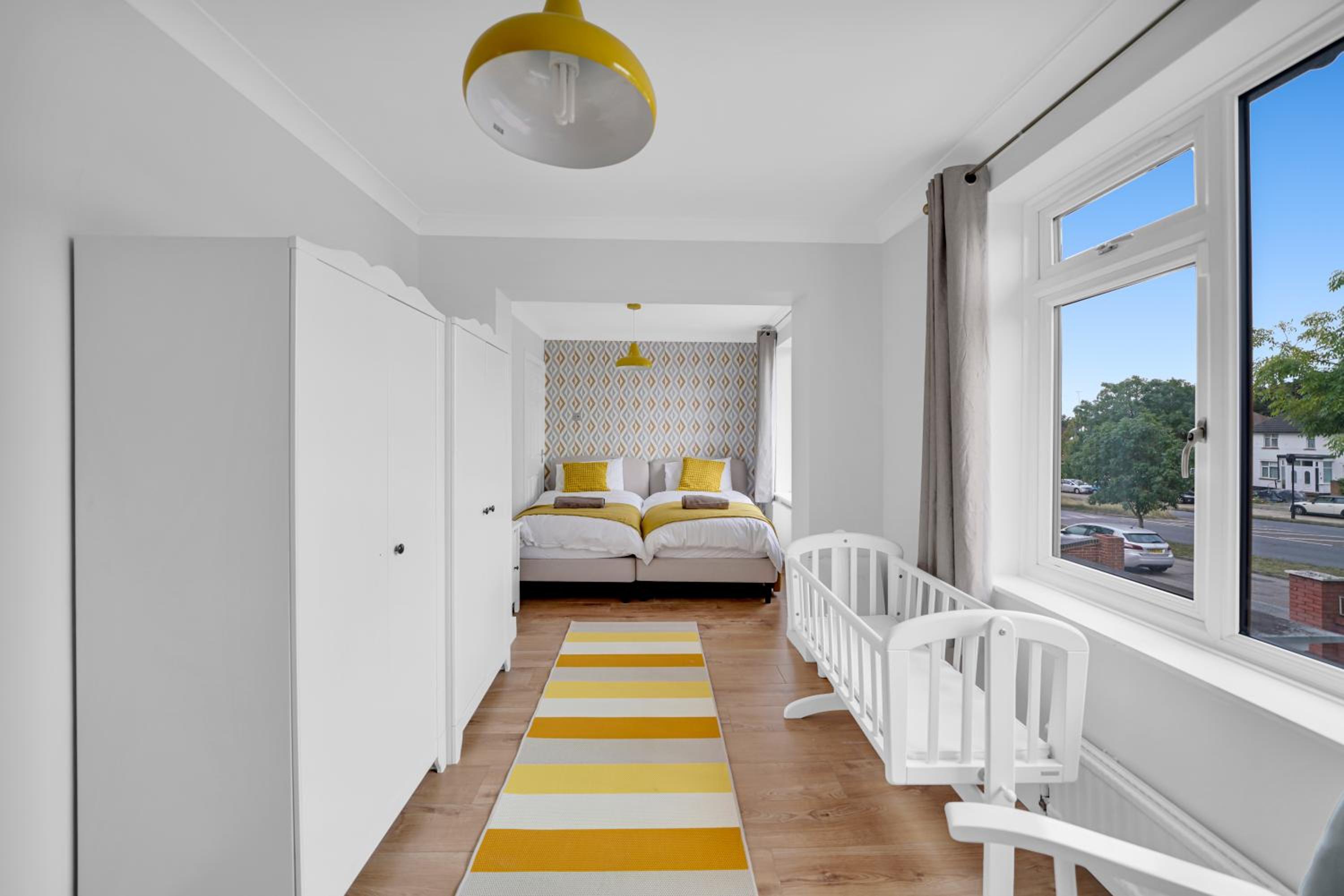 Lux 5 Bed sleeps 11, 10 mins from Wembley Stadium, Jacuzzi and Steam Shower