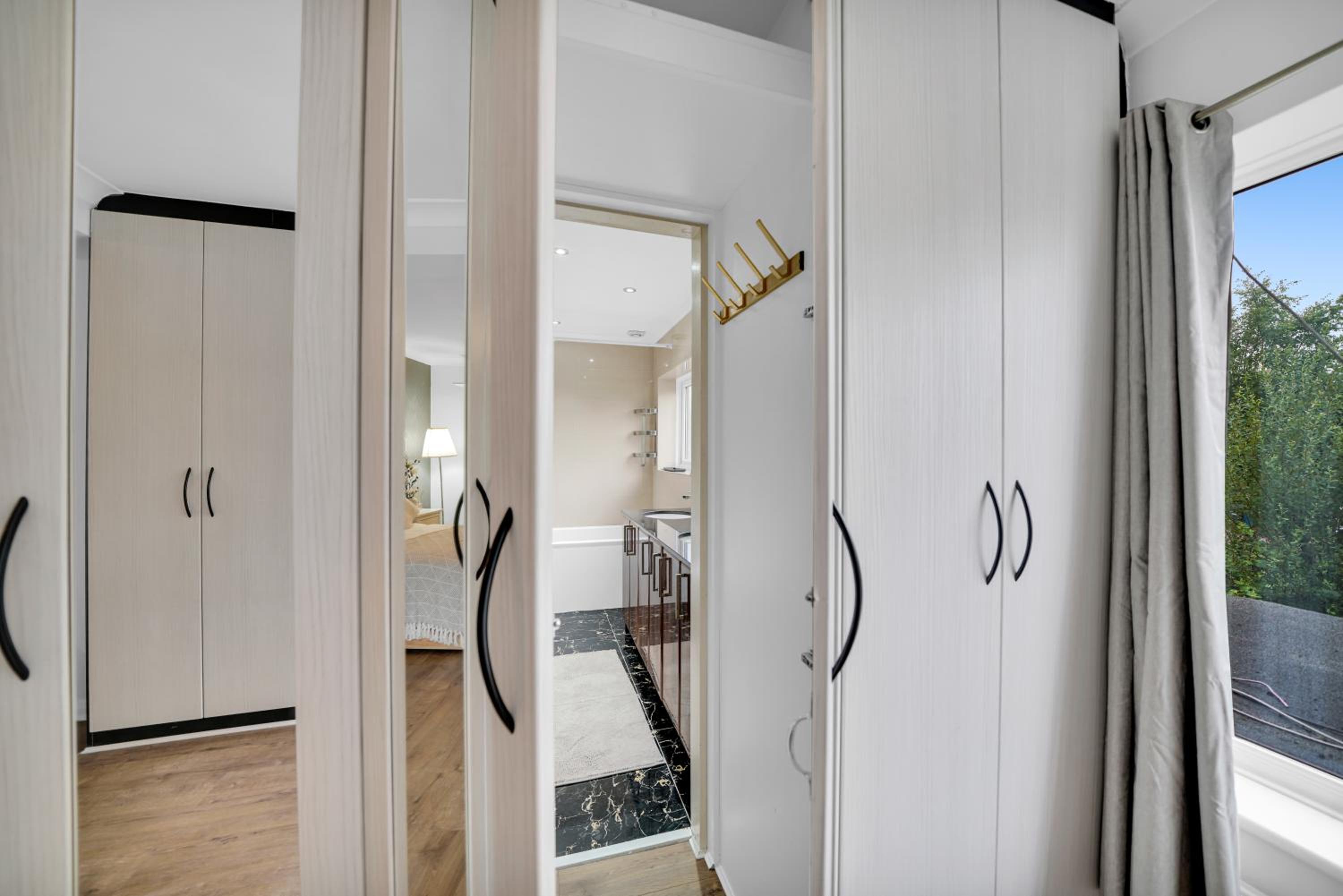 Lux 5 Bed sleeps 11, 10 mins from Wembley Stadium, Jacuzzi and Steam Shower