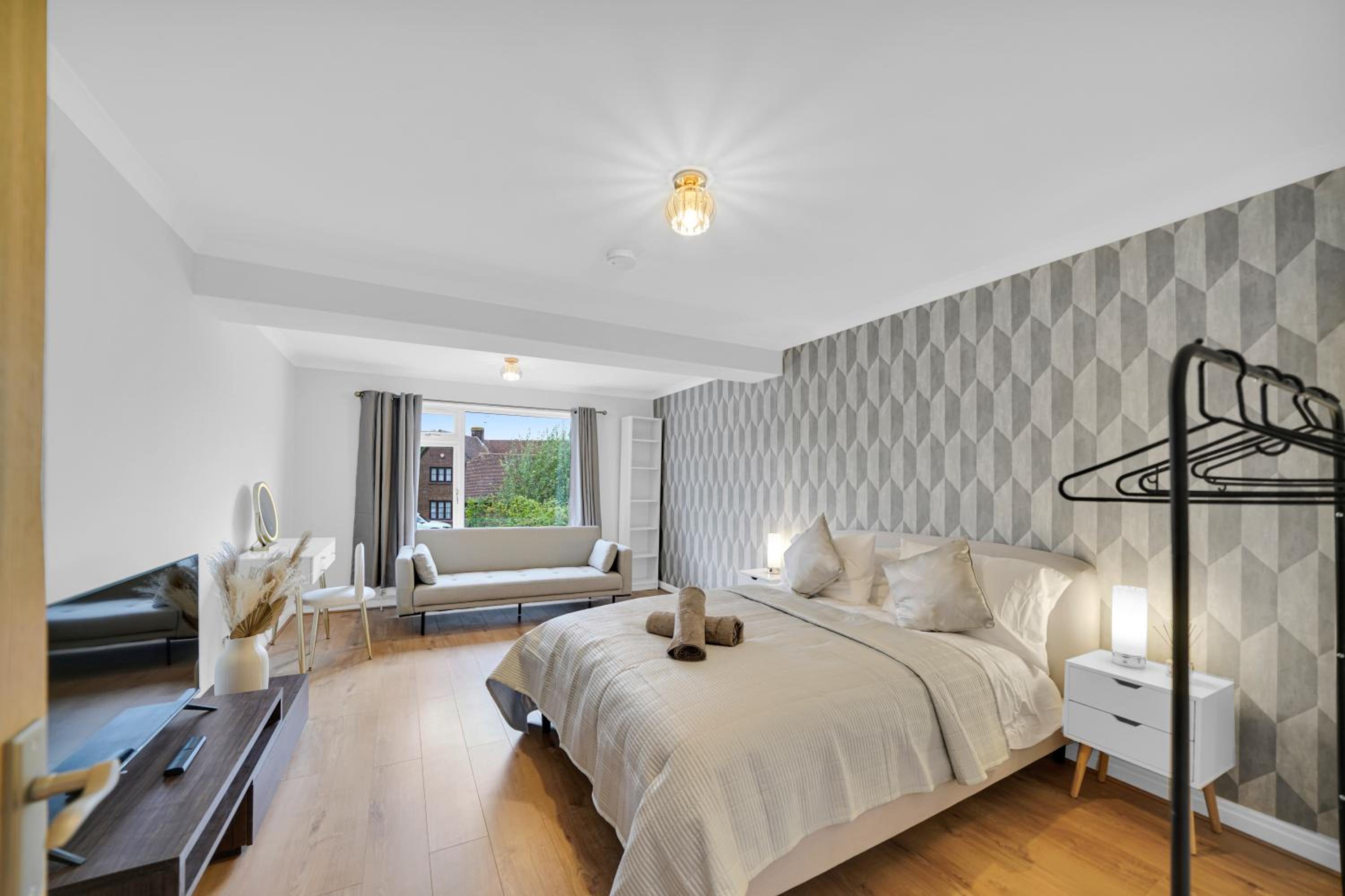 Lux 5 Bed sleeps 11, 10 mins from Wembley Stadium, Jacuzzi and Steam Shower