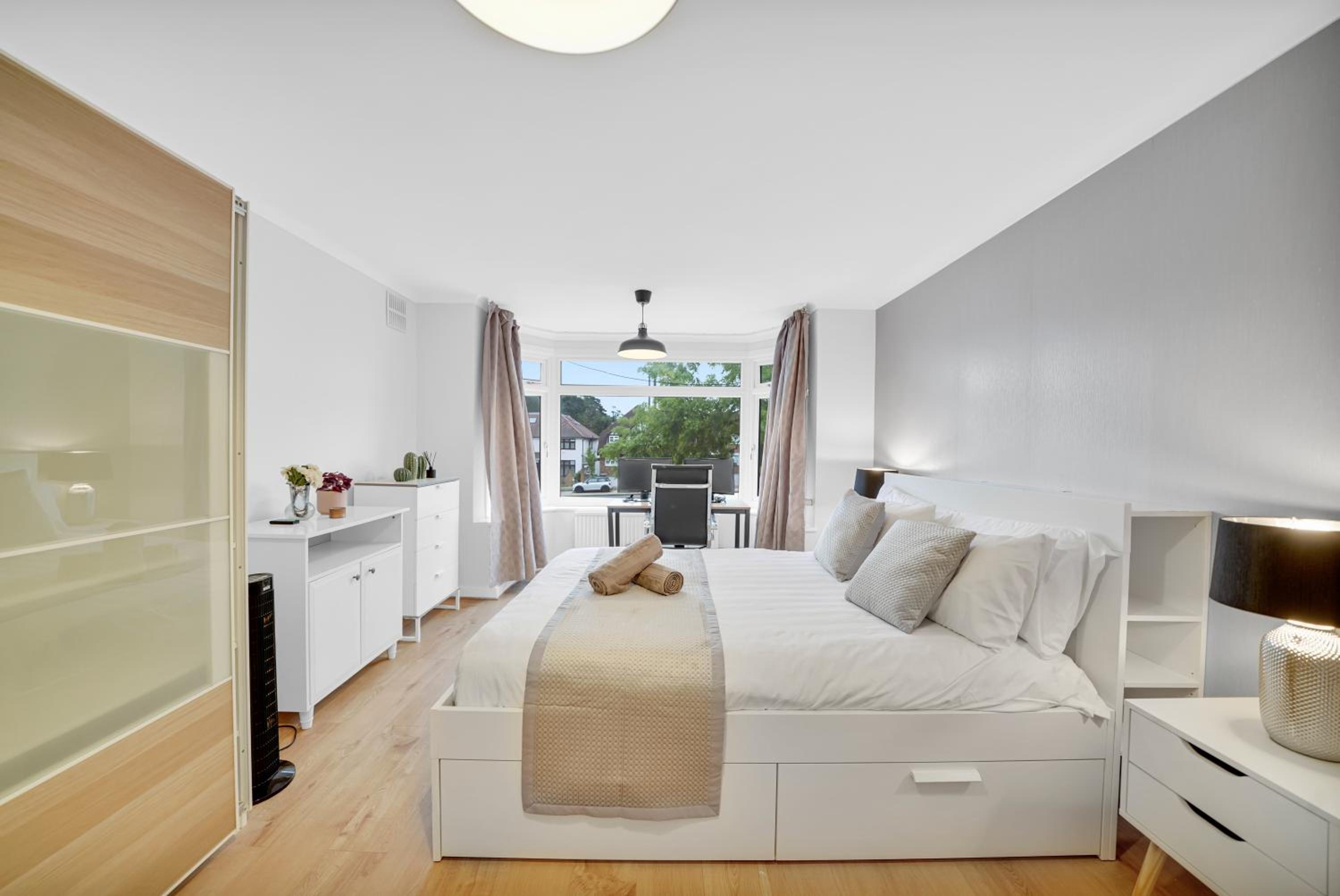 Lux 5 Bed sleeps 11, 10 mins from Wembley Stadium, Jacuzzi and Steam Shower
