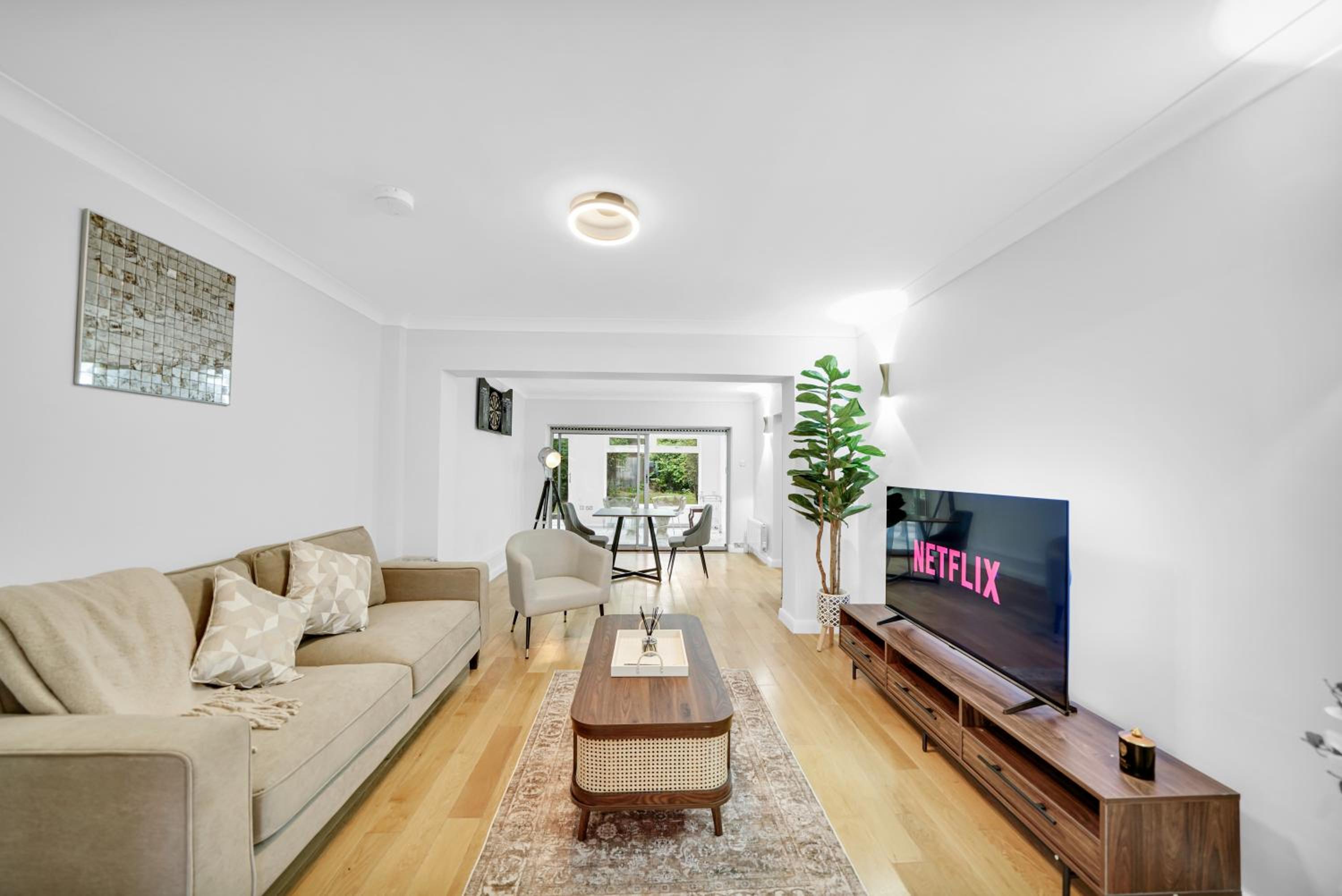 Lux 5 Bed sleeps 11, 10 mins from Wembley Stadium, Jacuzzi and Steam Shower