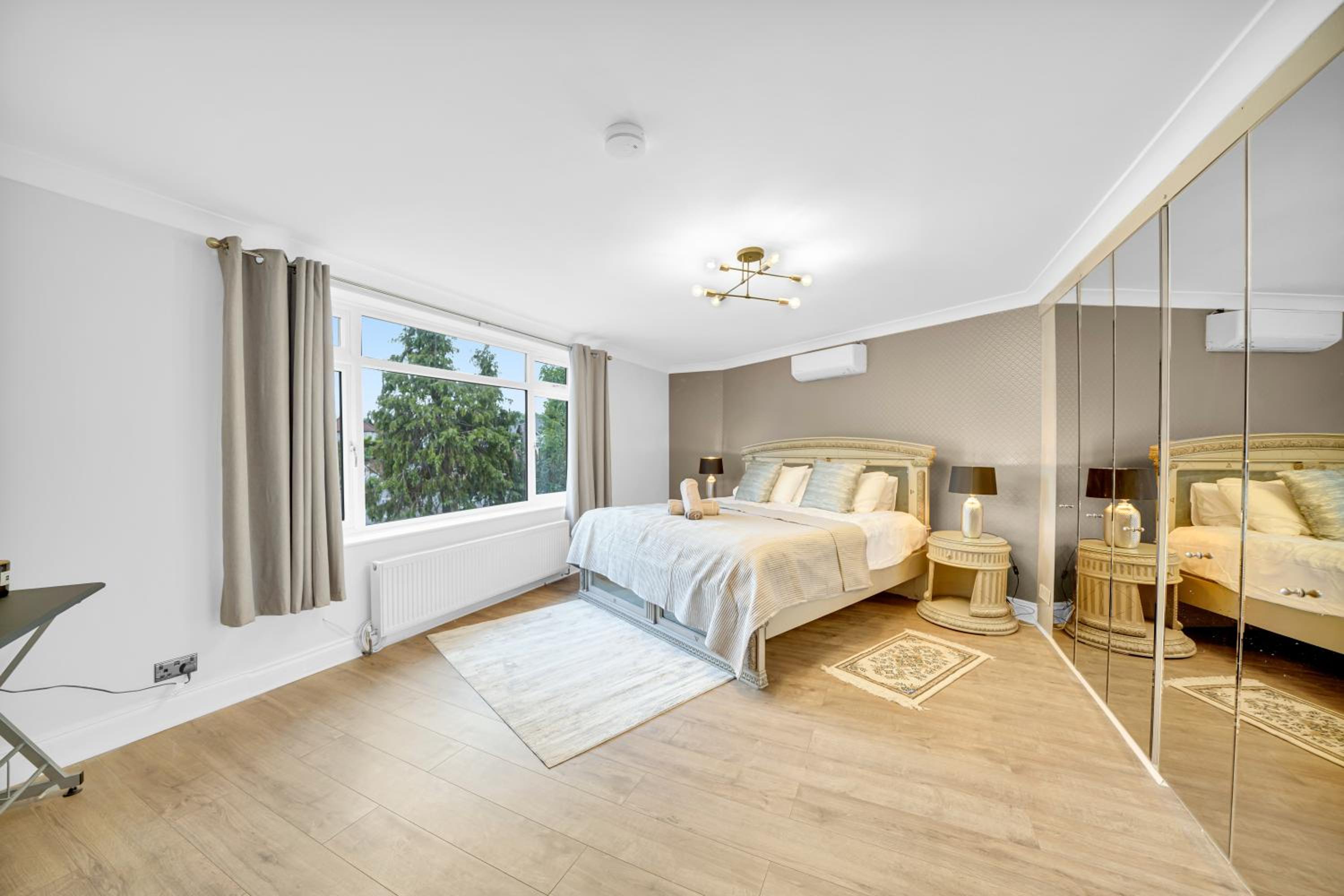Lux 5 Bed sleeps 11, 10 mins from Wembley Stadium, Jacuzzi and Steam Shower