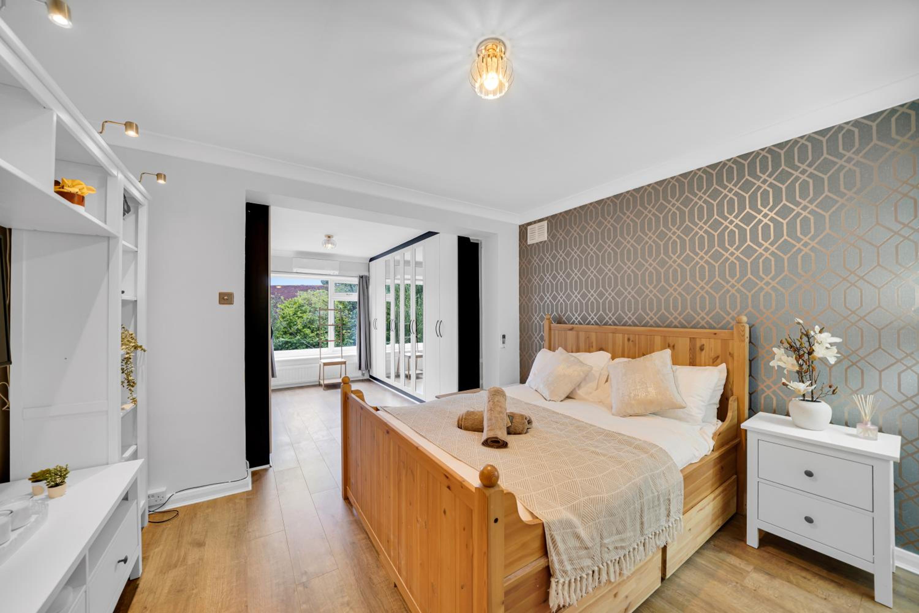 Lux 5 Bed sleeps 11, 10 mins from Wembley Stadium, Jacuzzi and Steam Shower