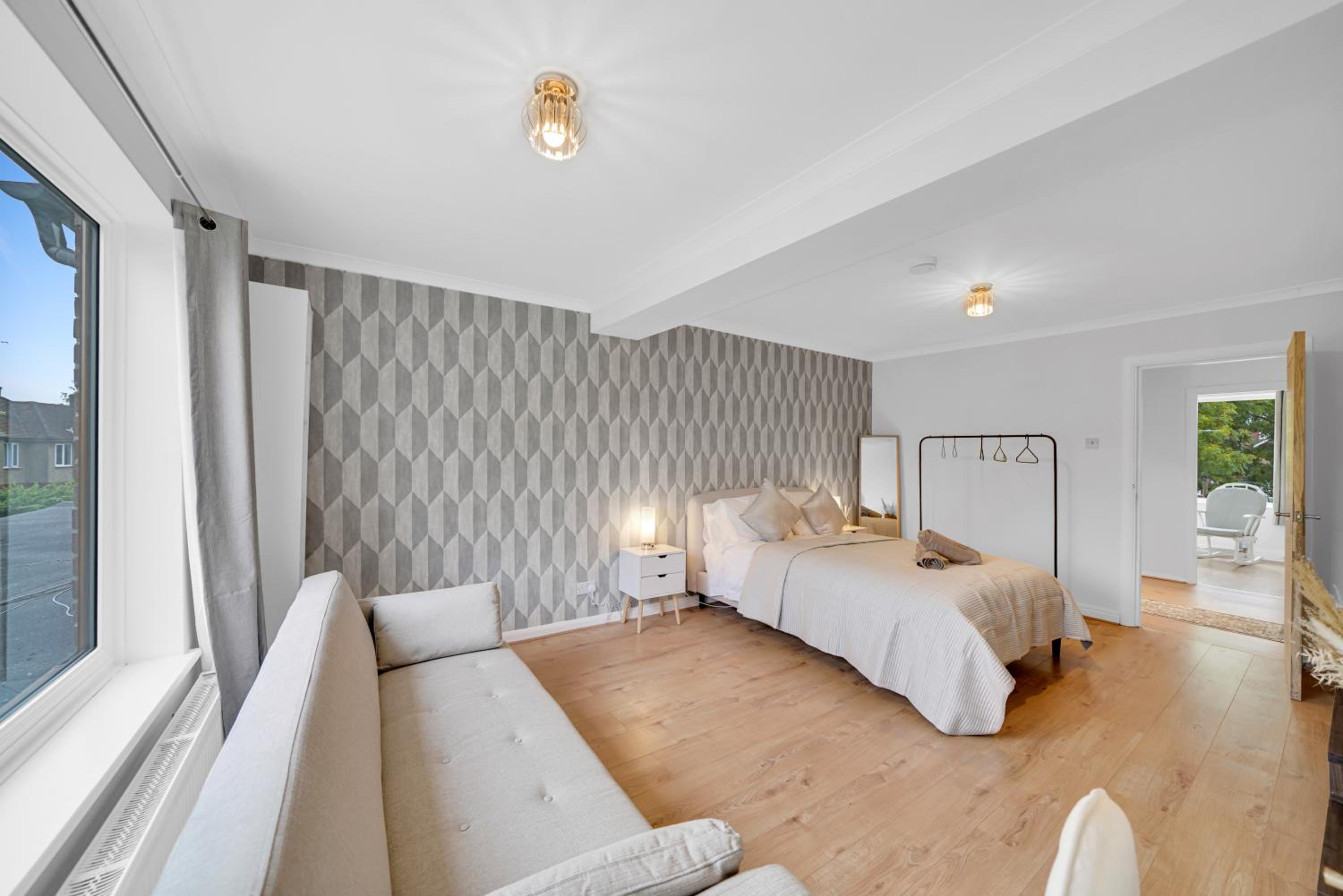 Lux 5 Bed sleeps 11, 10 mins from Wembley Stadium, Jacuzzi and Steam Shower