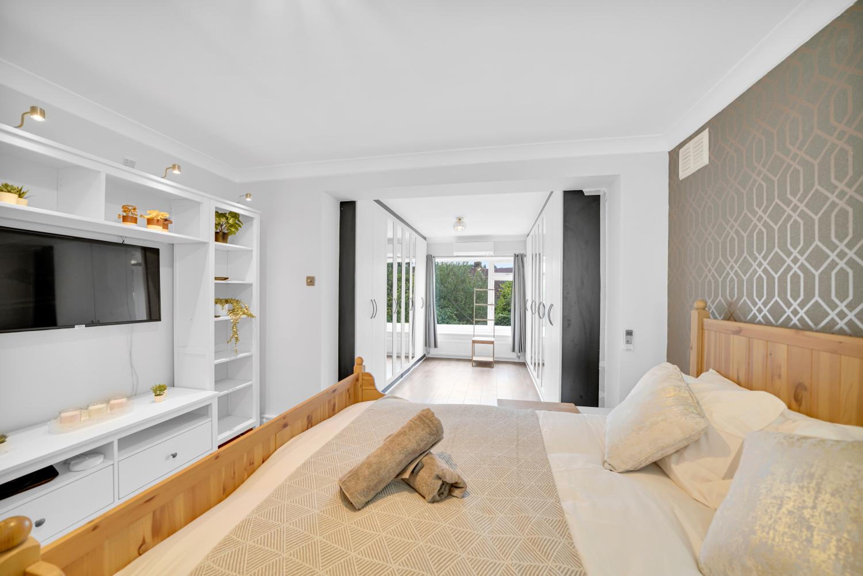 Lux 5 Bed sleeps 11, 10 mins from Wembley Stadium, Jacuzzi and Steam Shower