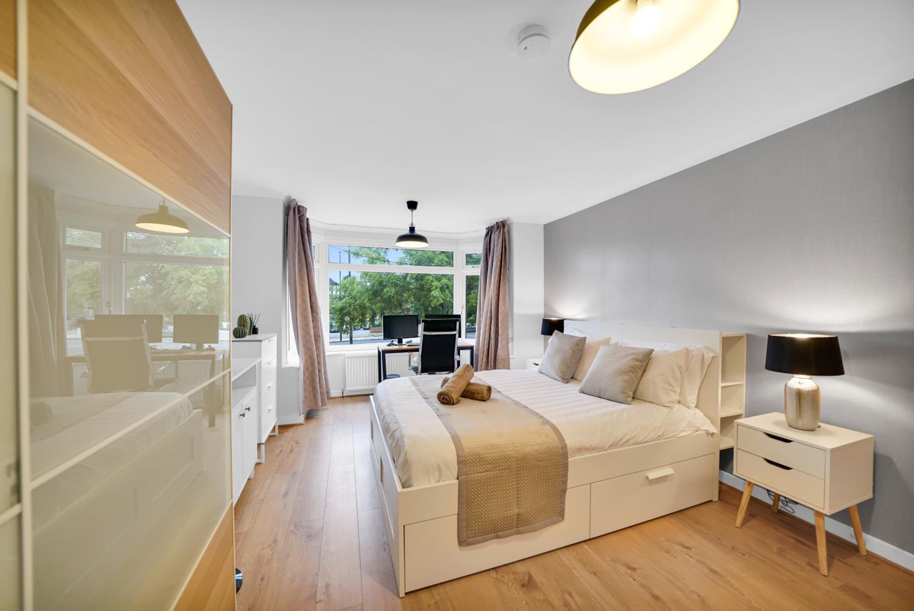Lux 5 Bed sleeps 11, 10 mins from Wembley Stadium, Jacuzzi and Steam Shower