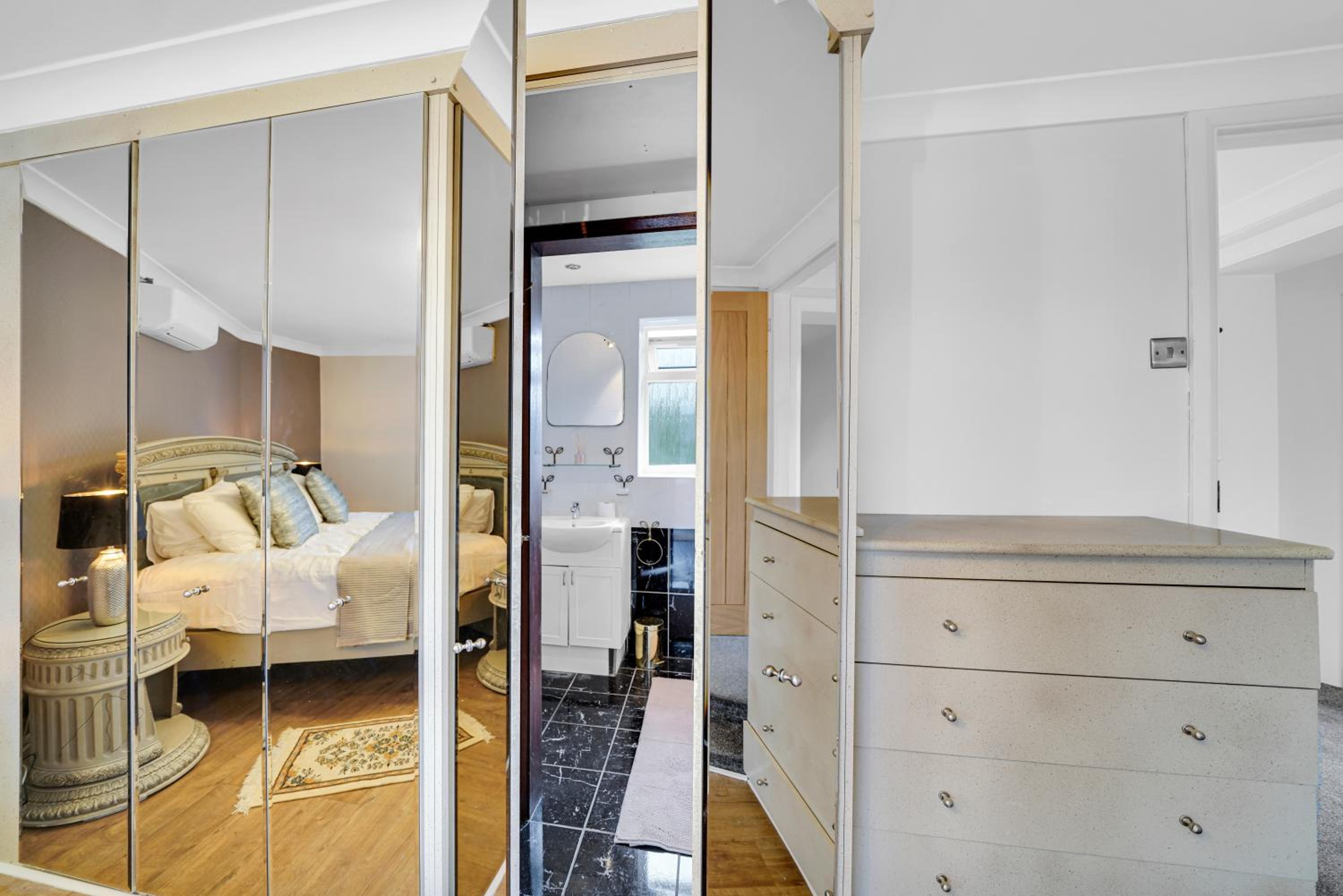 Lux 5 Bed sleeps 11, 10 mins from Wembley Stadium, Jacuzzi and Steam Shower