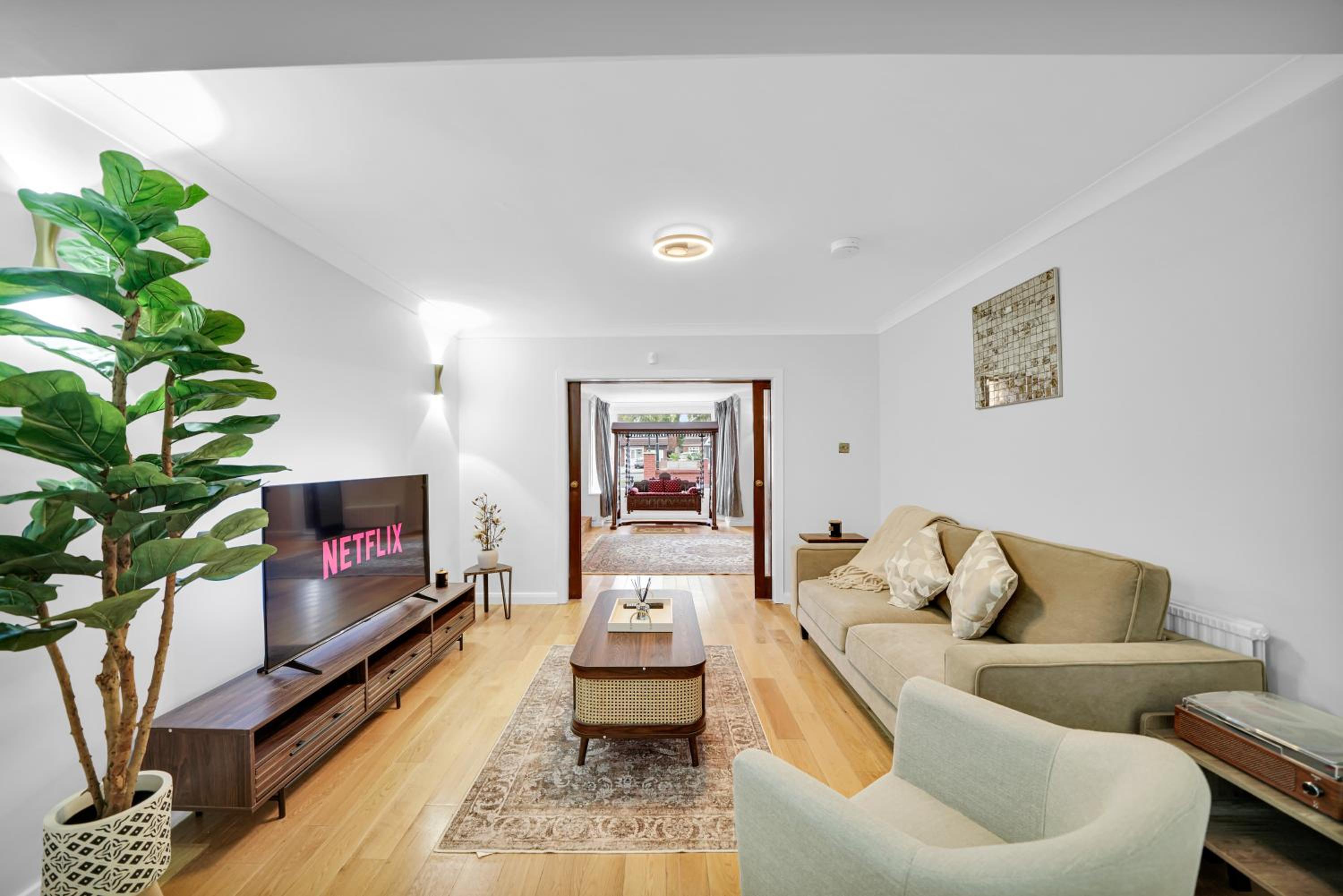 Lux 5 Bed sleeps 11, 10 mins from Wembley Stadium, Jacuzzi and Steam Shower