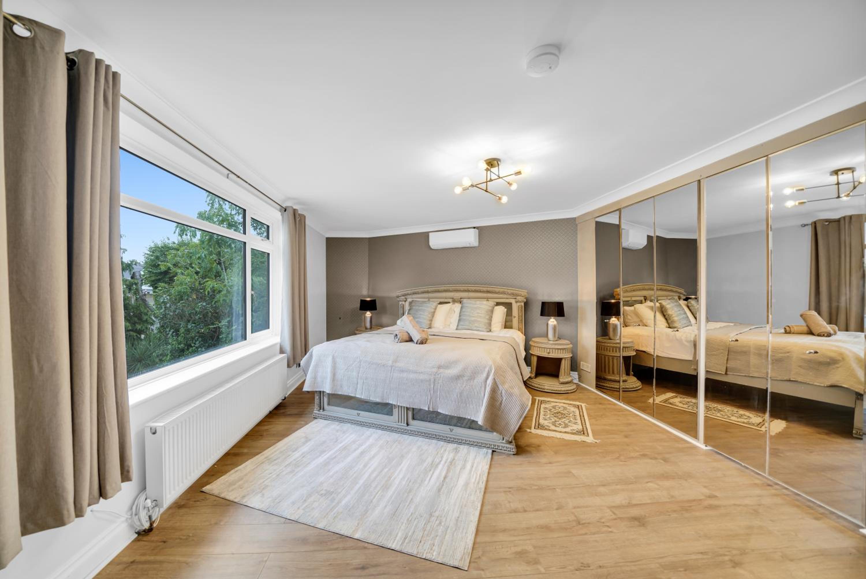 Lux 5 Bed sleeps 11, 10 mins from Wembley Stadium, Jacuzzi and Steam Shower