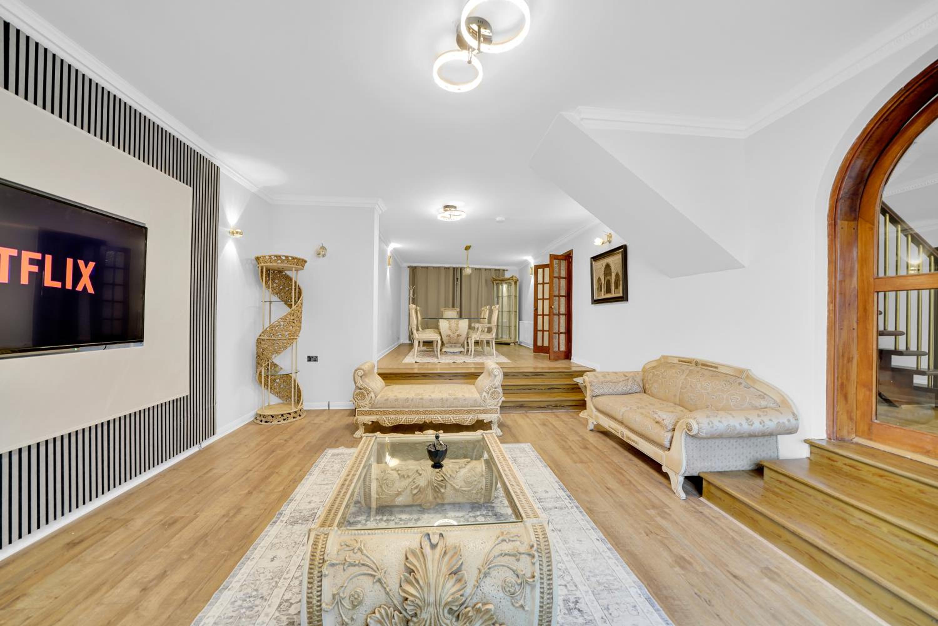 Lux 5 Bed sleeps 11, 10 mins from Wembley Stadium, Jacuzzi and Steam Shower