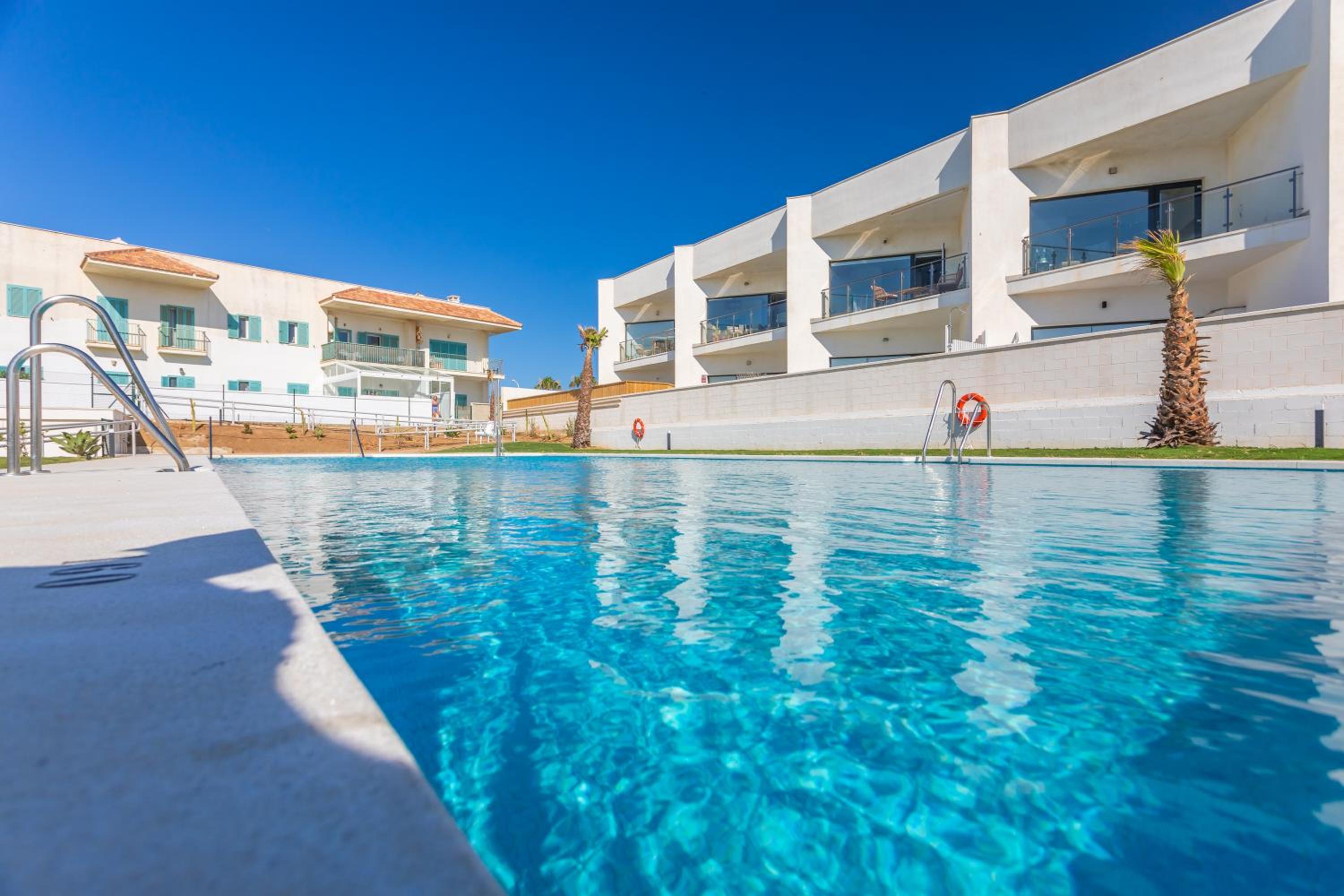 Quiet and elegant with terrace and pool