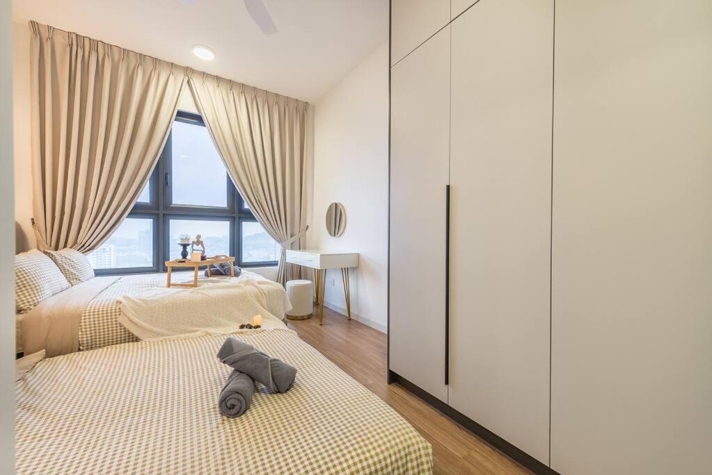 Pure White Home 8pax M Vertica MRT Infinity Pool