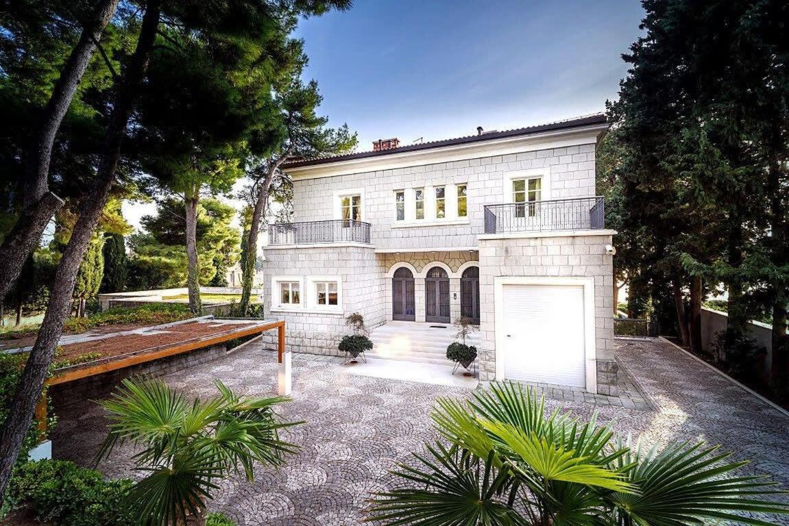 Fancy Modern Villa with Deluxe Interior view 5