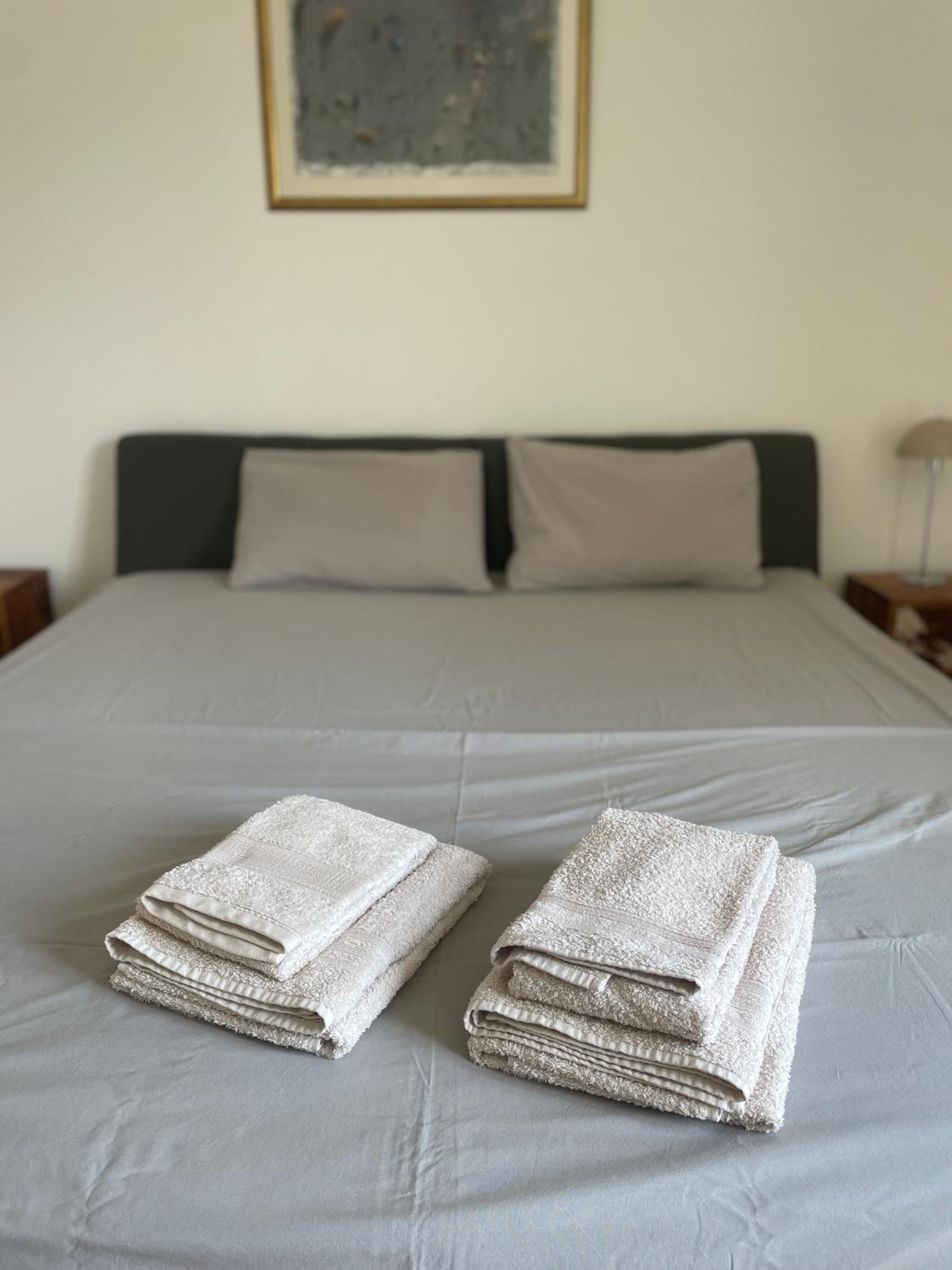 Large 2-BEDROOM Centre Art Apartment