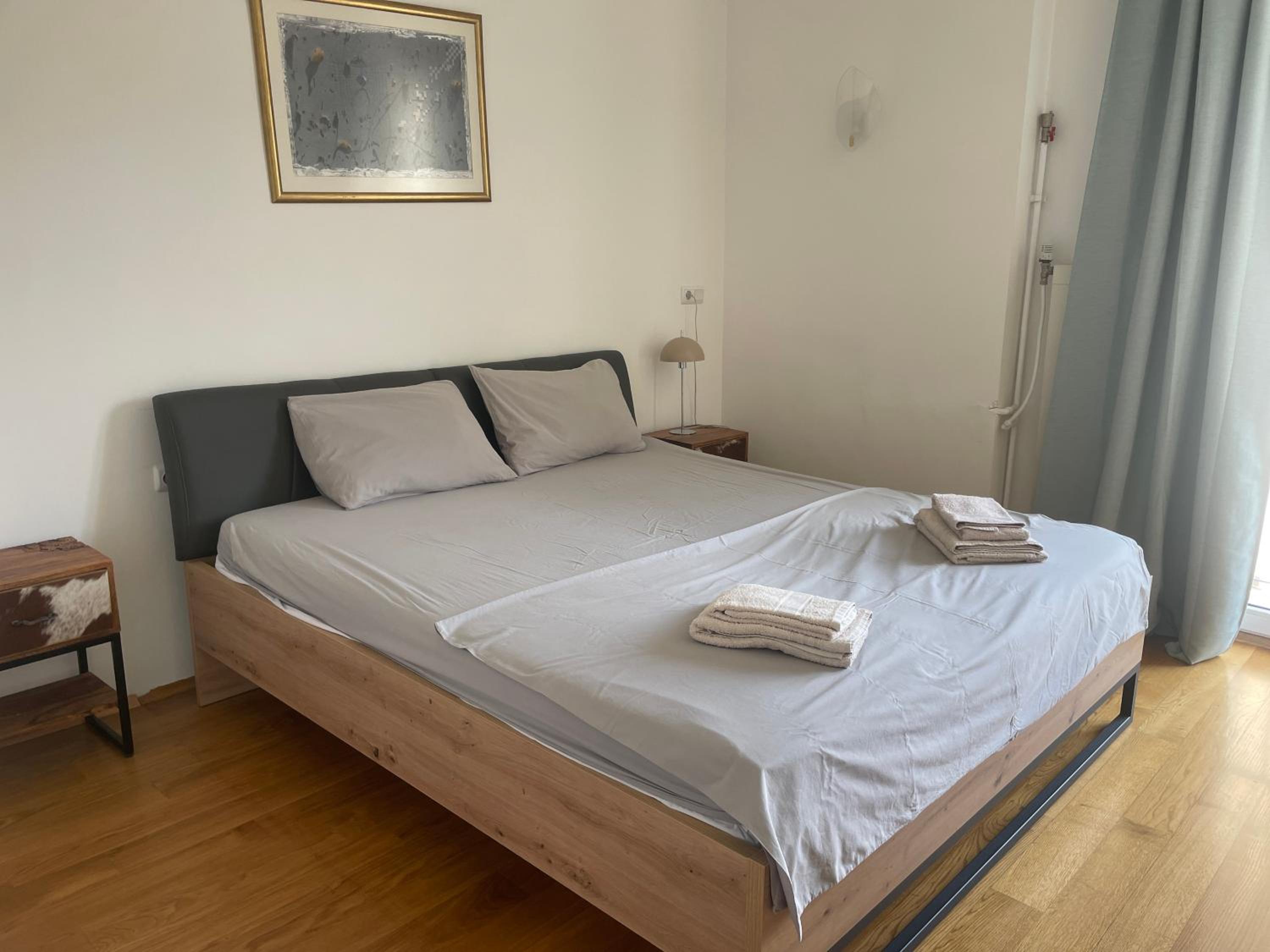 Large 2-BEDROOM Centre Art Apartment