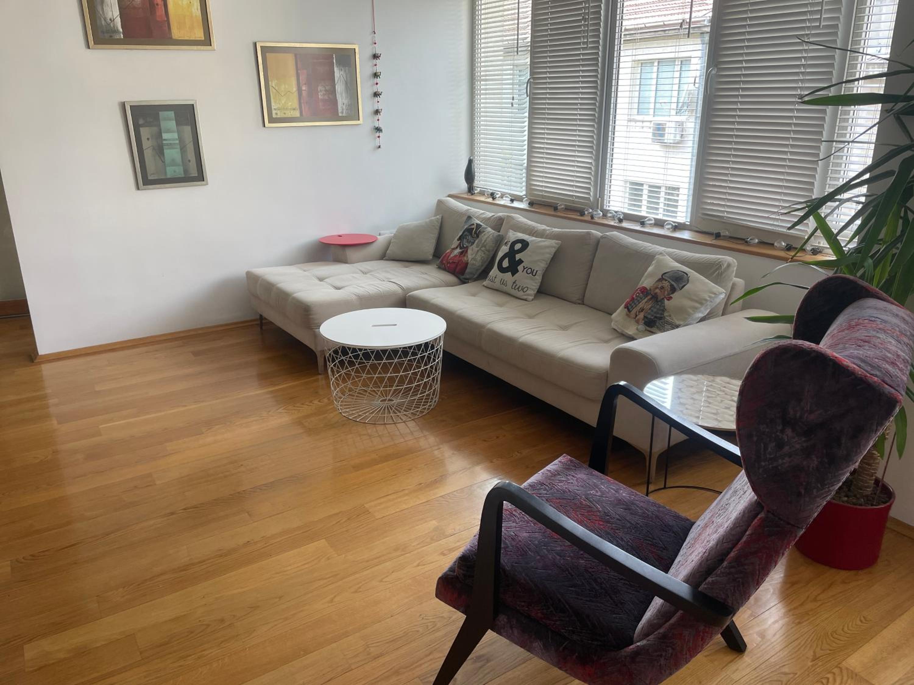 Large 2-BEDROOM Centre Art Apartment