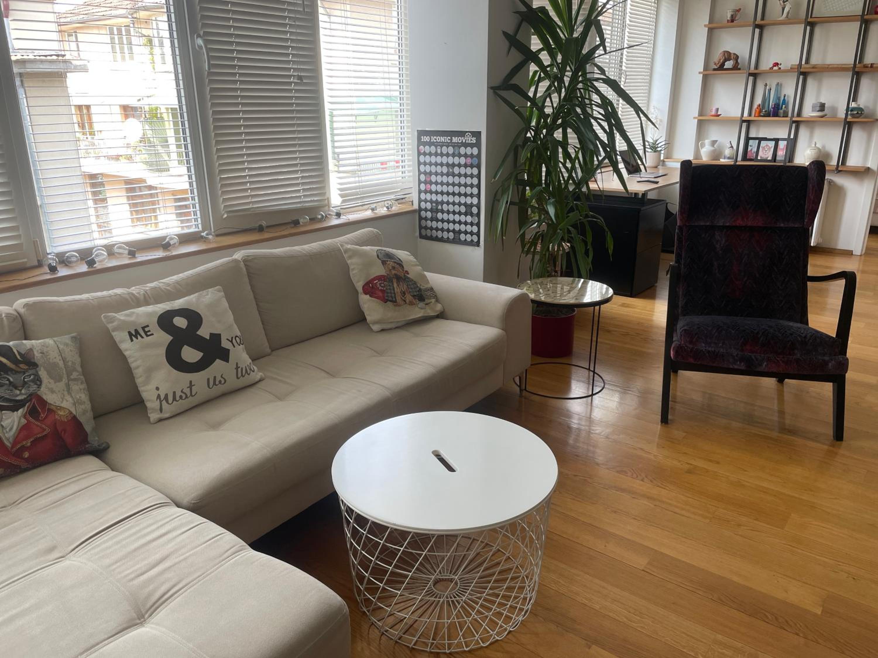 Large 2-BEDROOM Centre Art Apartment