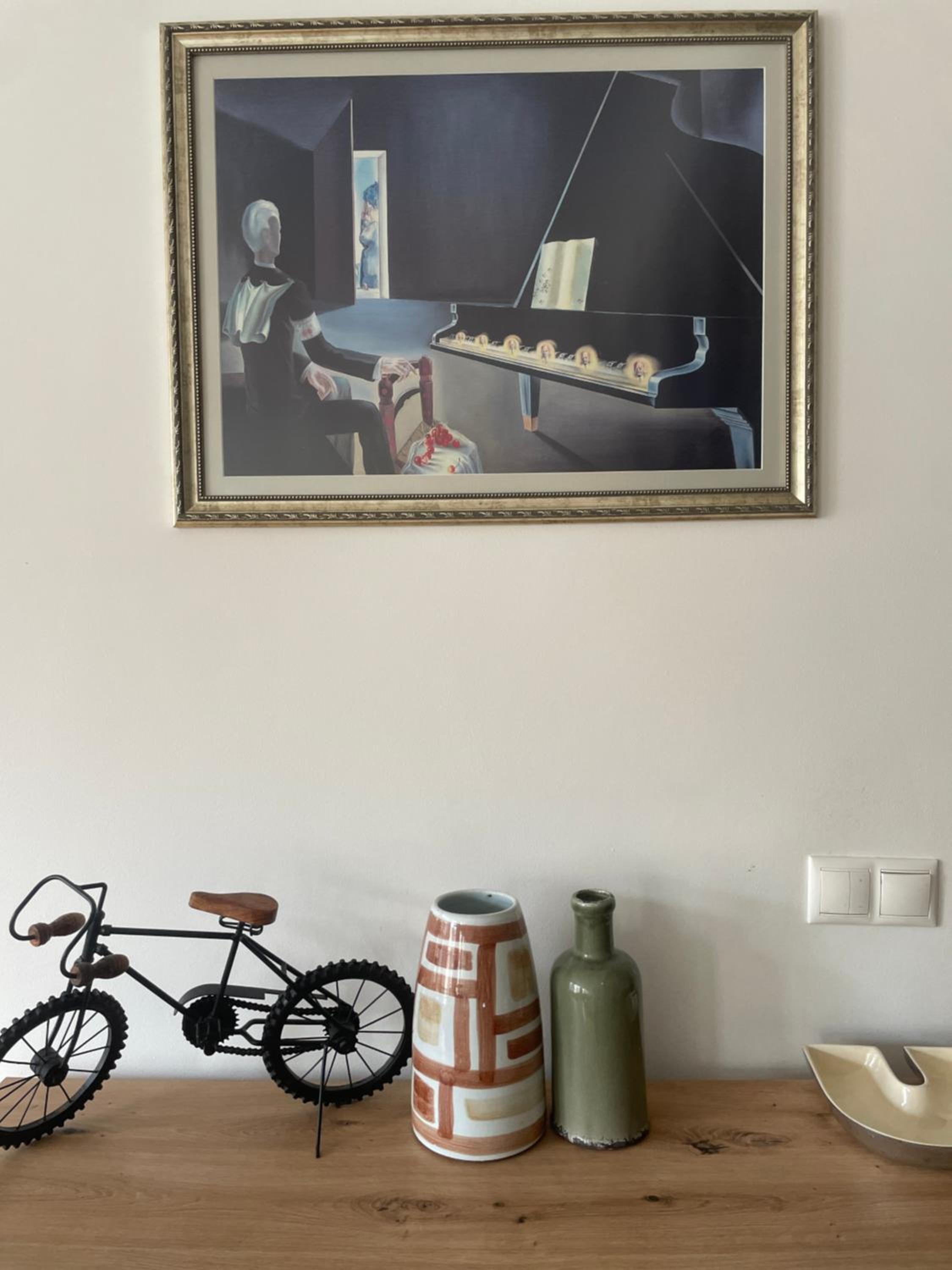 Large 2-BEDROOM Centre Art Apartment