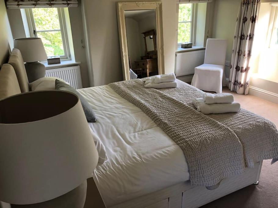 Beautiful Cotswolds house in stunning village, sleeps 10 view 3